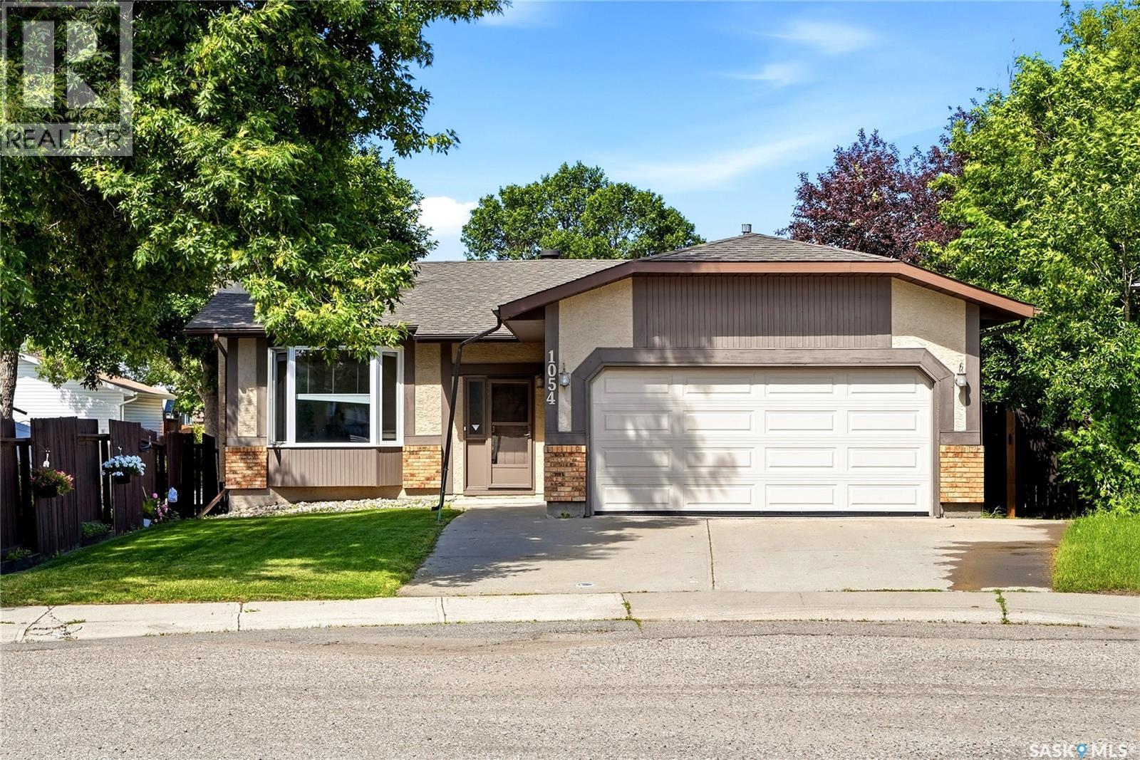 1054 Bayda CRESCENT
