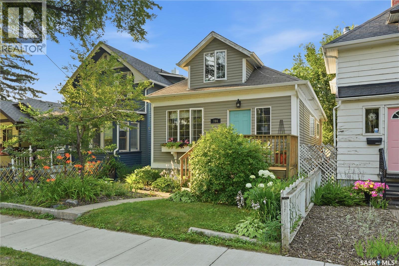 704 32nd STREET W