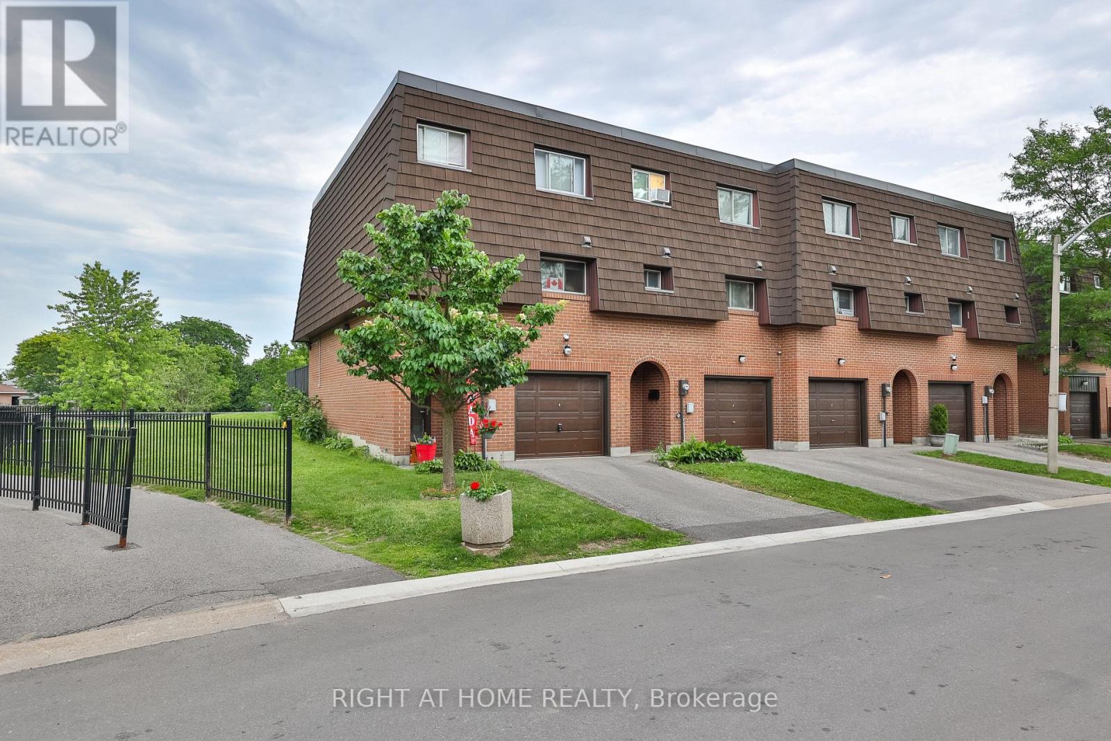 74 - 100 DARRAS COURT