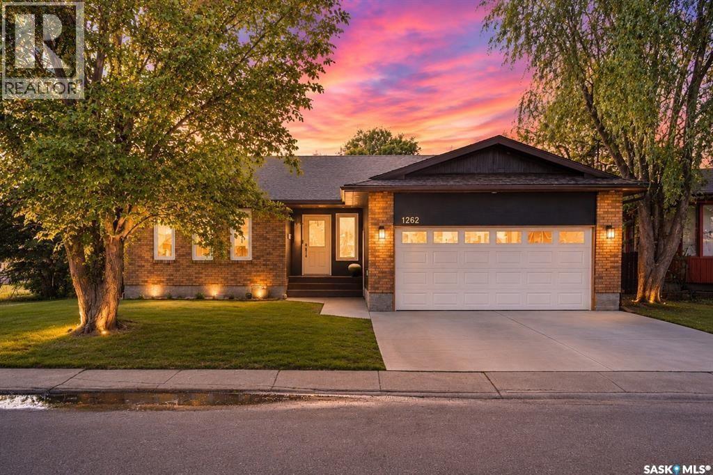 1262 James CRESCENT