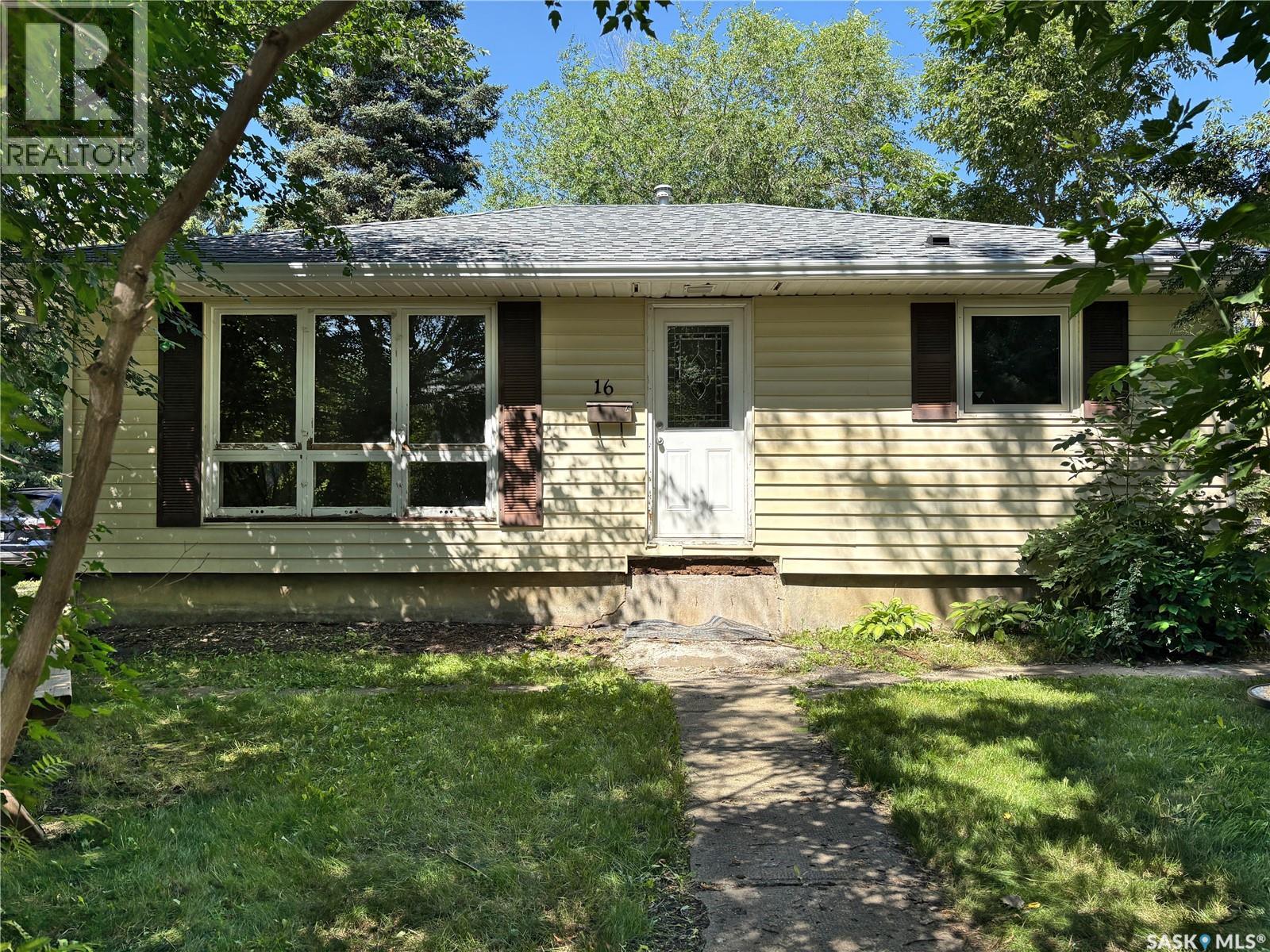 16 29th STREET E