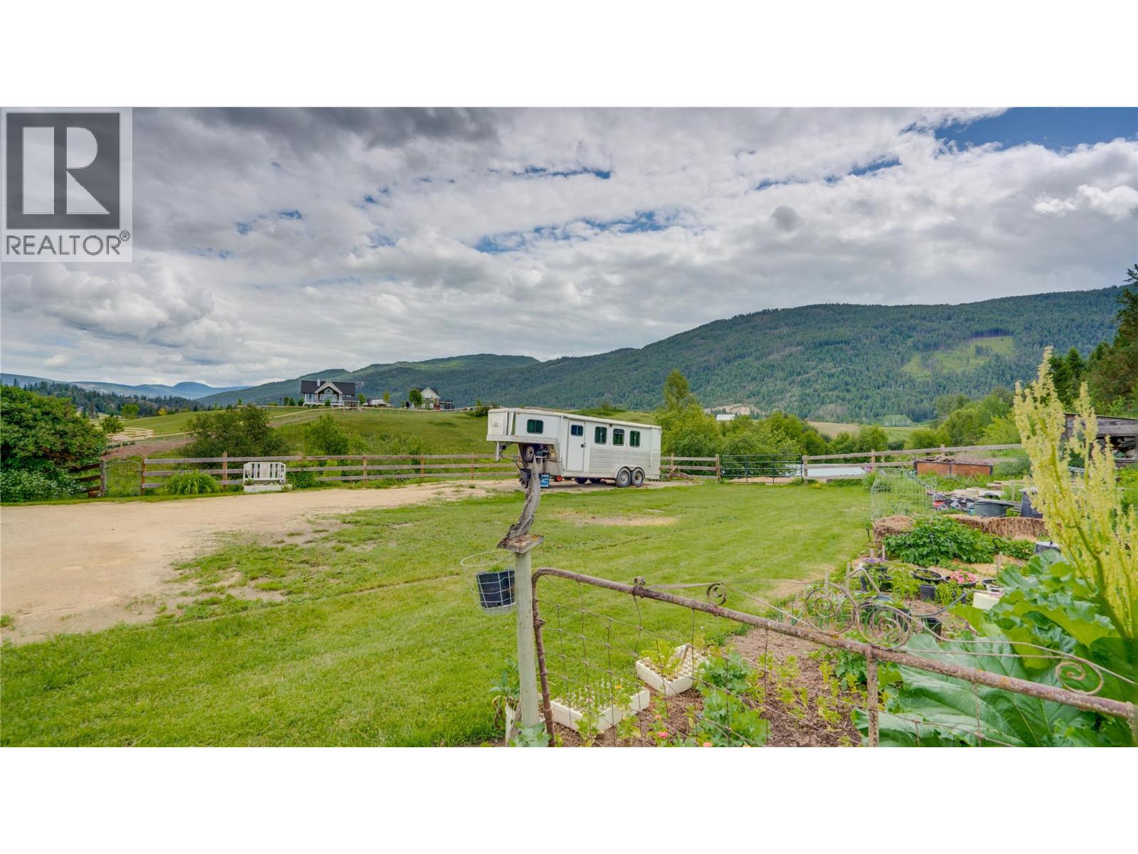 For sale: 4878 Stepney Road, Spallumcheen, British Columbia V4Y0R7