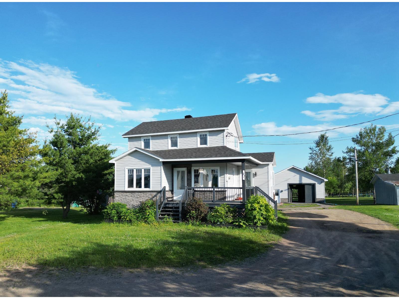 12 5e Avenue E.