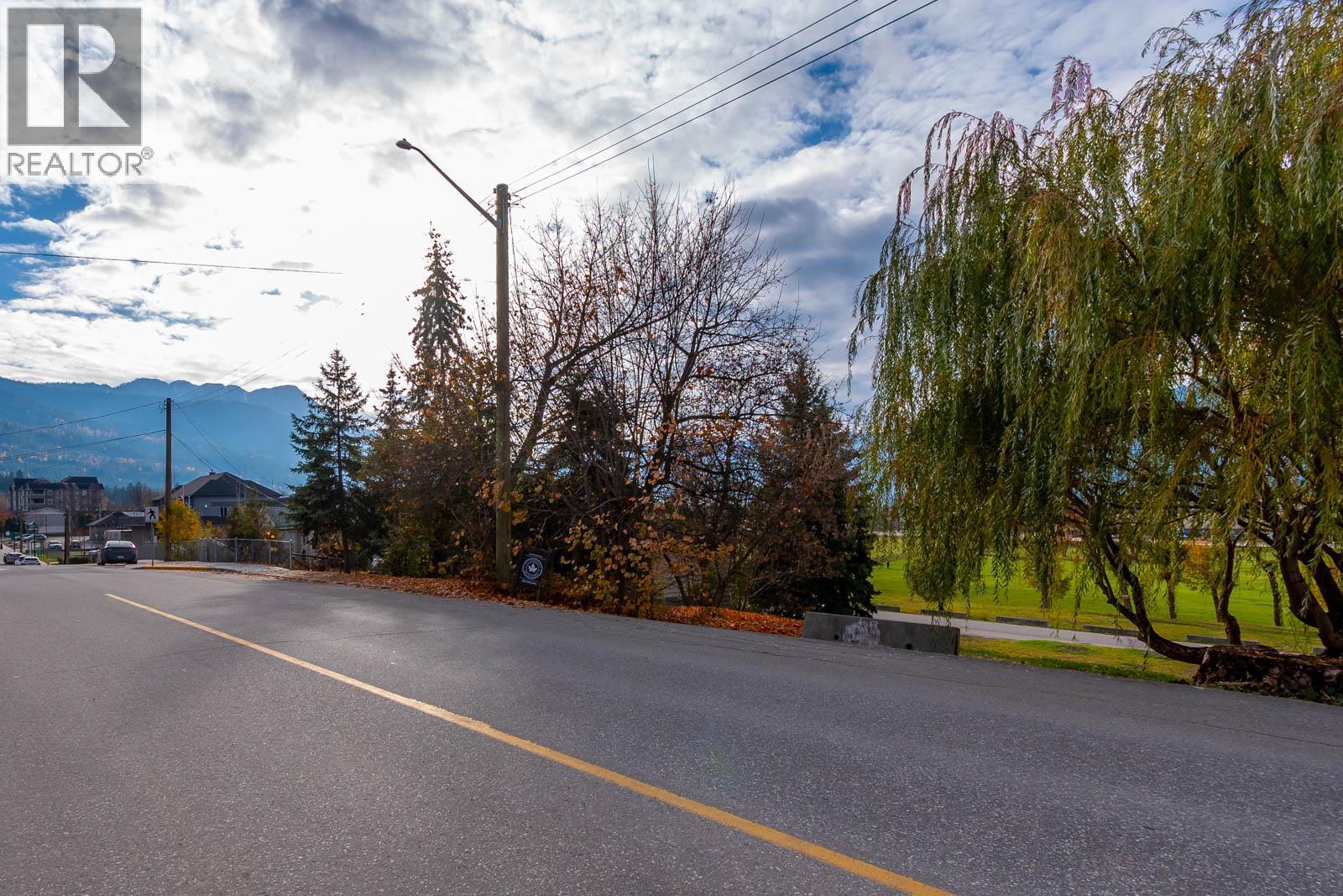 231 Shuswap Street SE