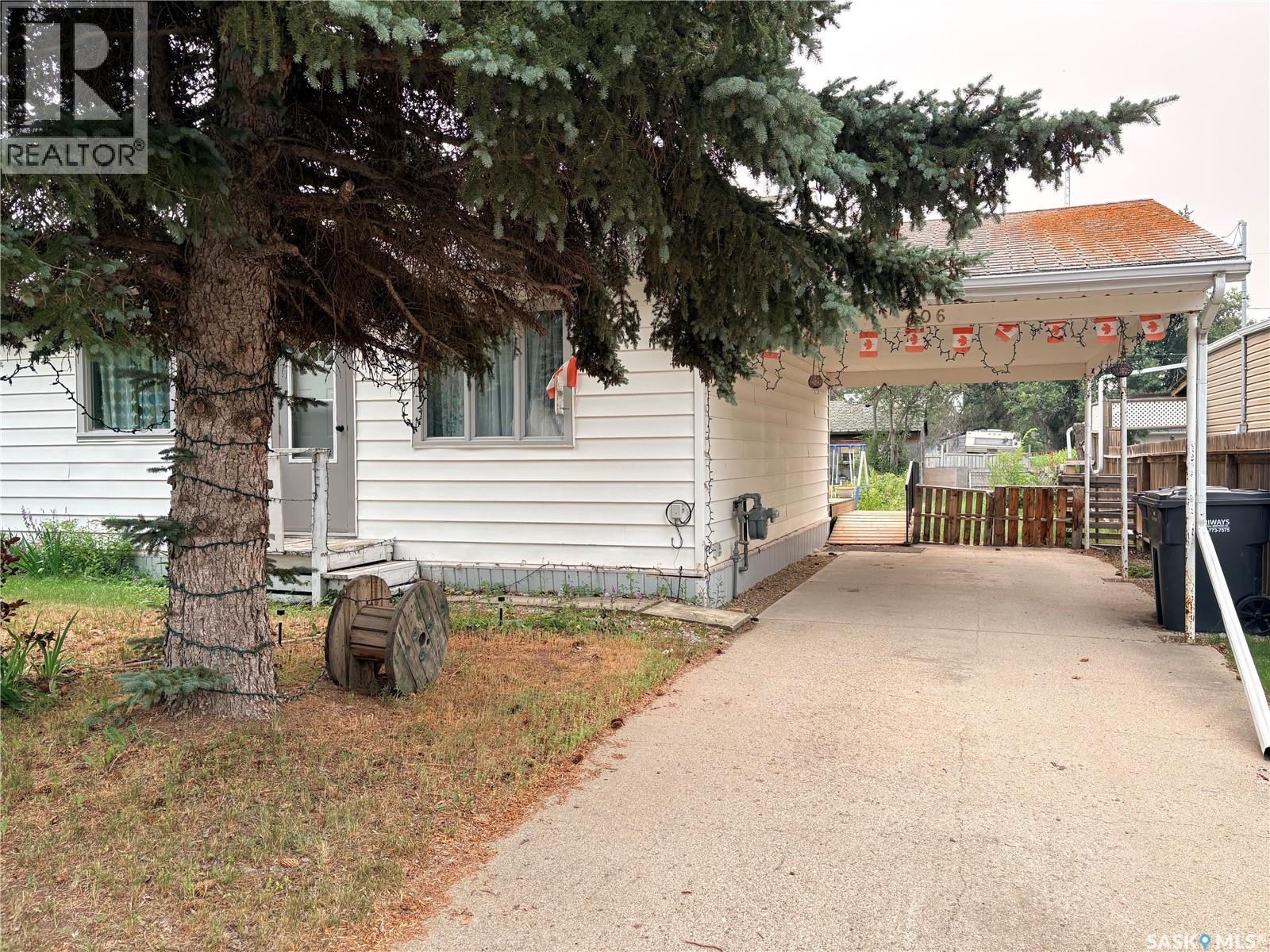 106 5th AVENUE E