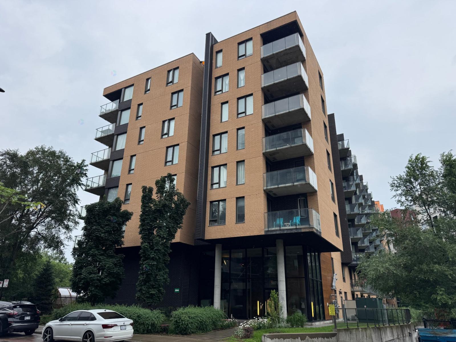 5077 Rue Paré