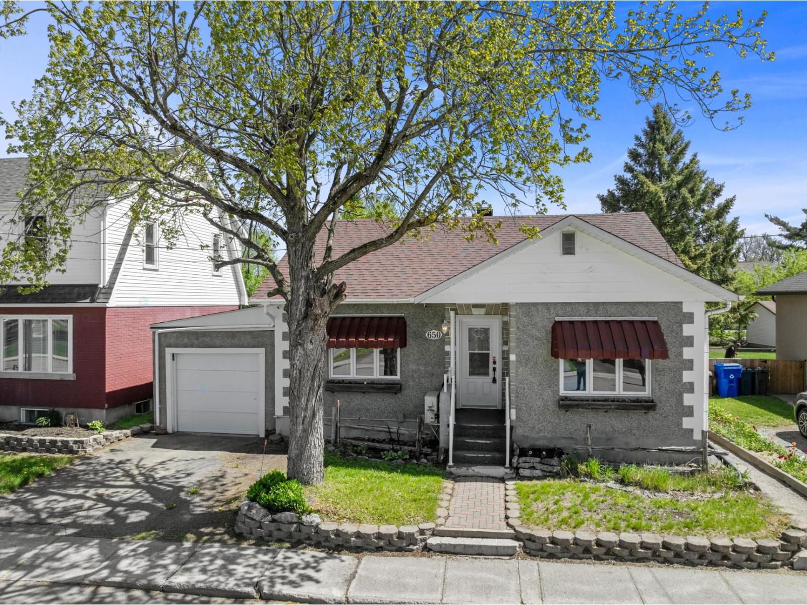 650 Rue Maple