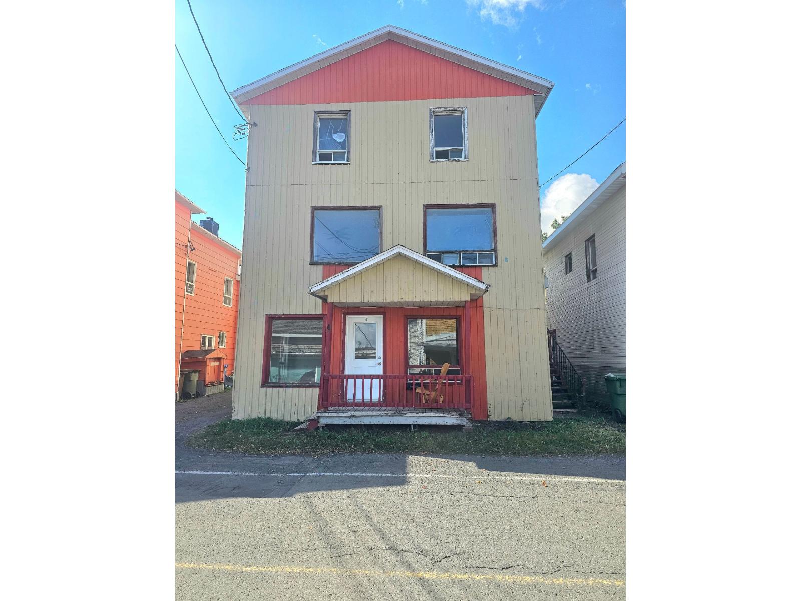 4-10 Rue St-Pierre E.