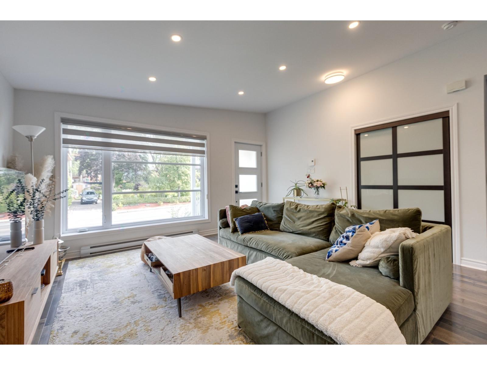 12240 Av. Salk