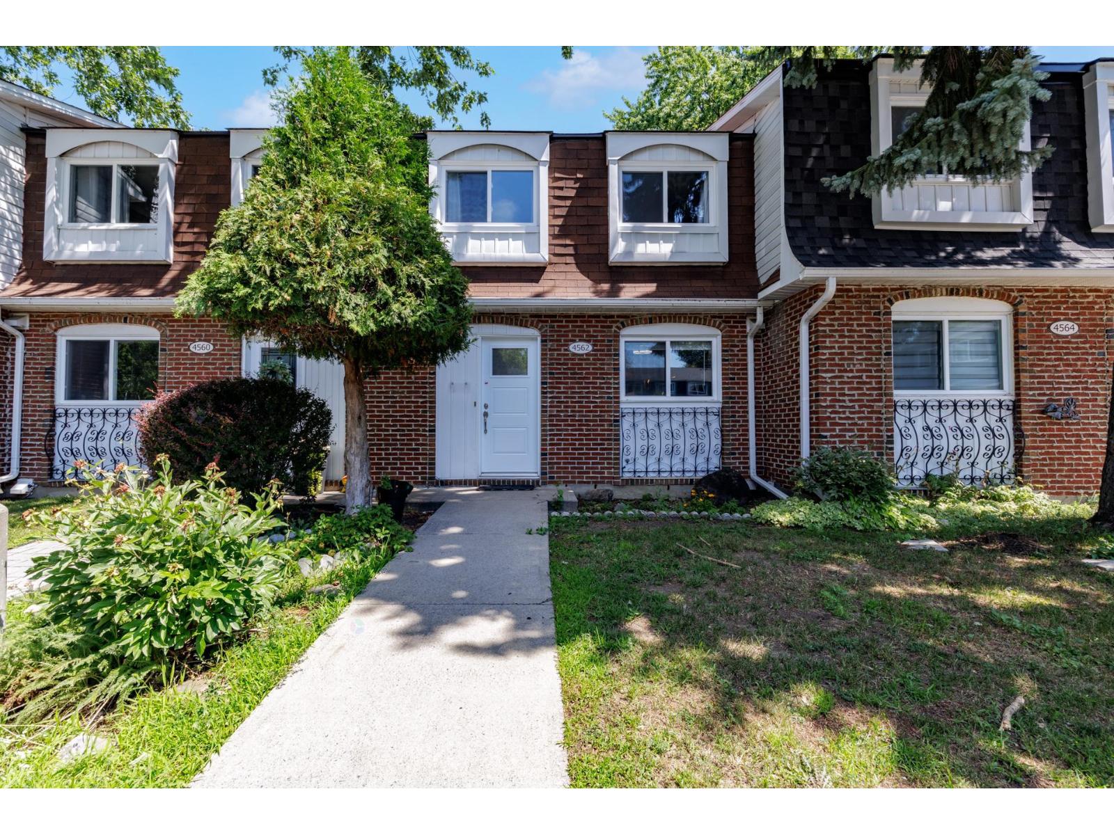 4562 Rue Lake