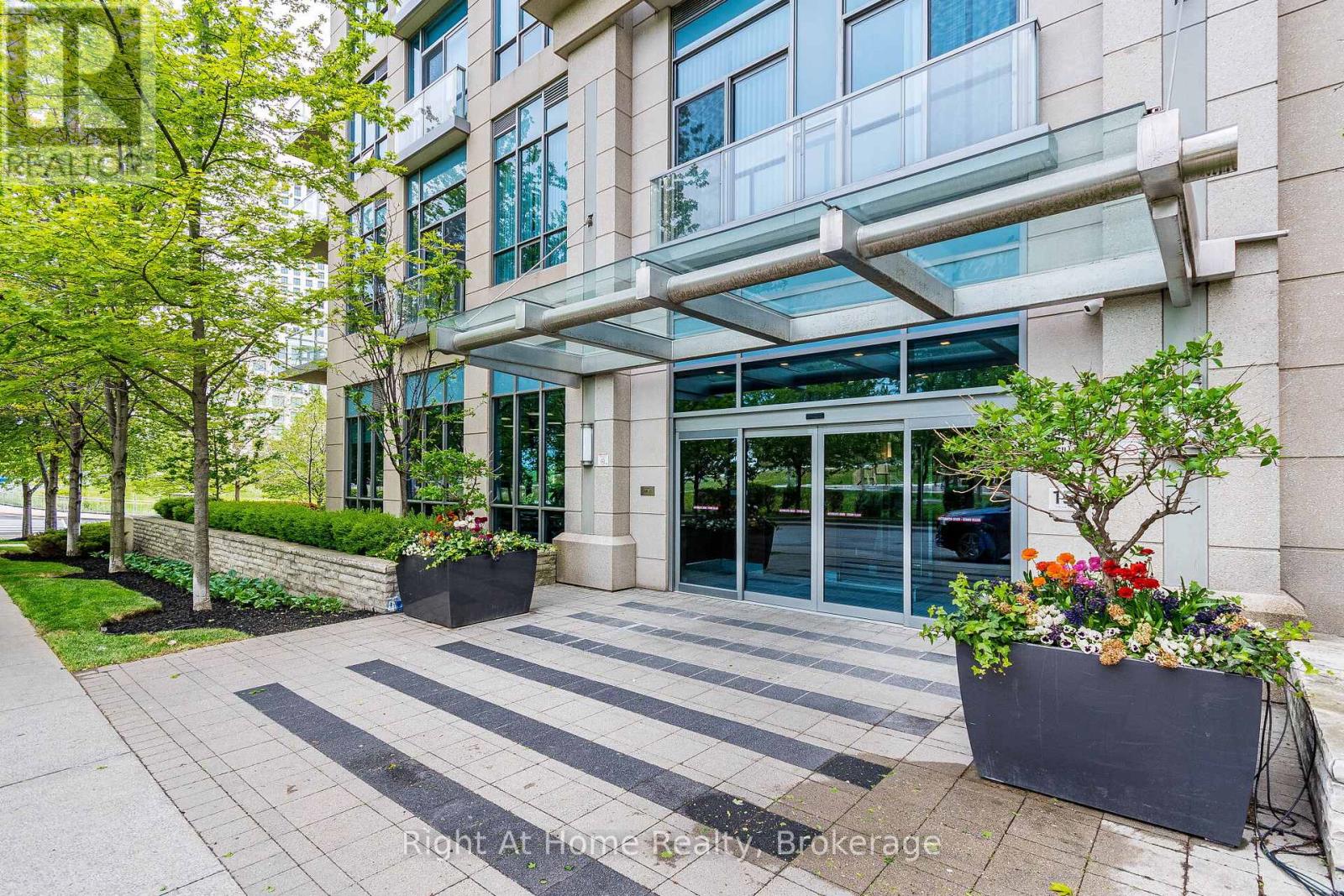 1303 - 15 VIKING LANE