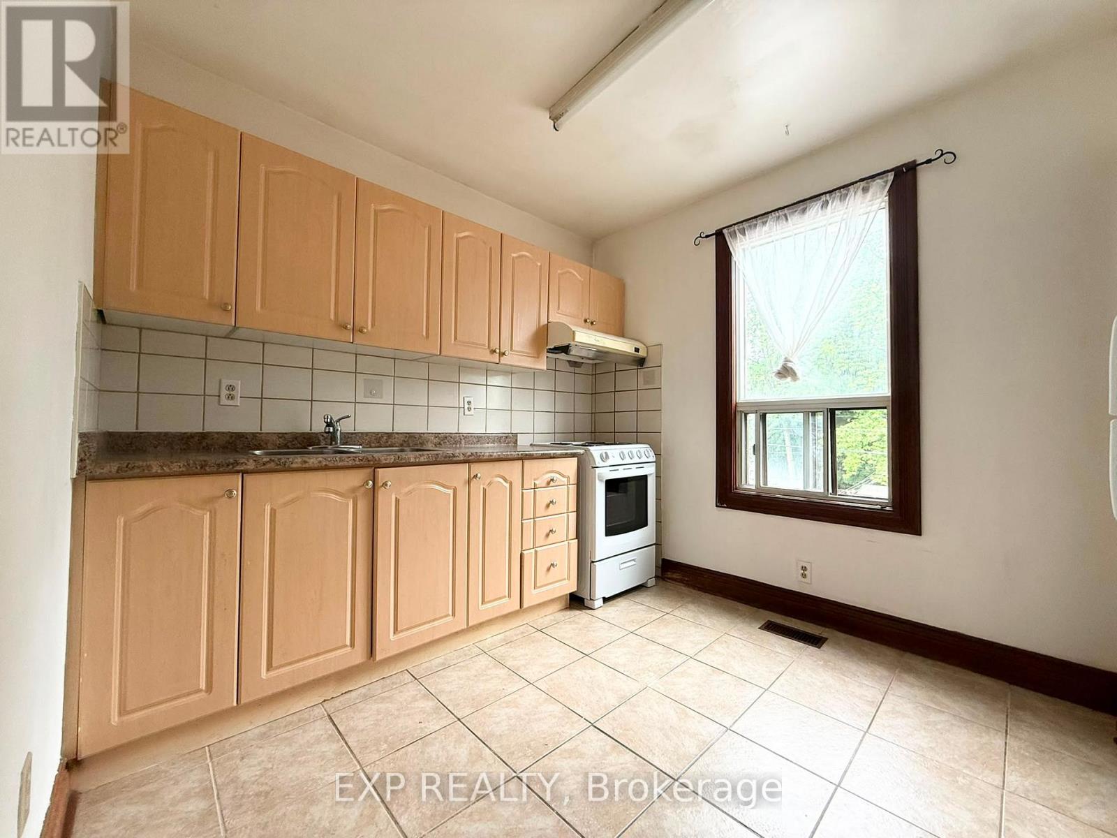 2ND FL - 759 GERRARD STREET E