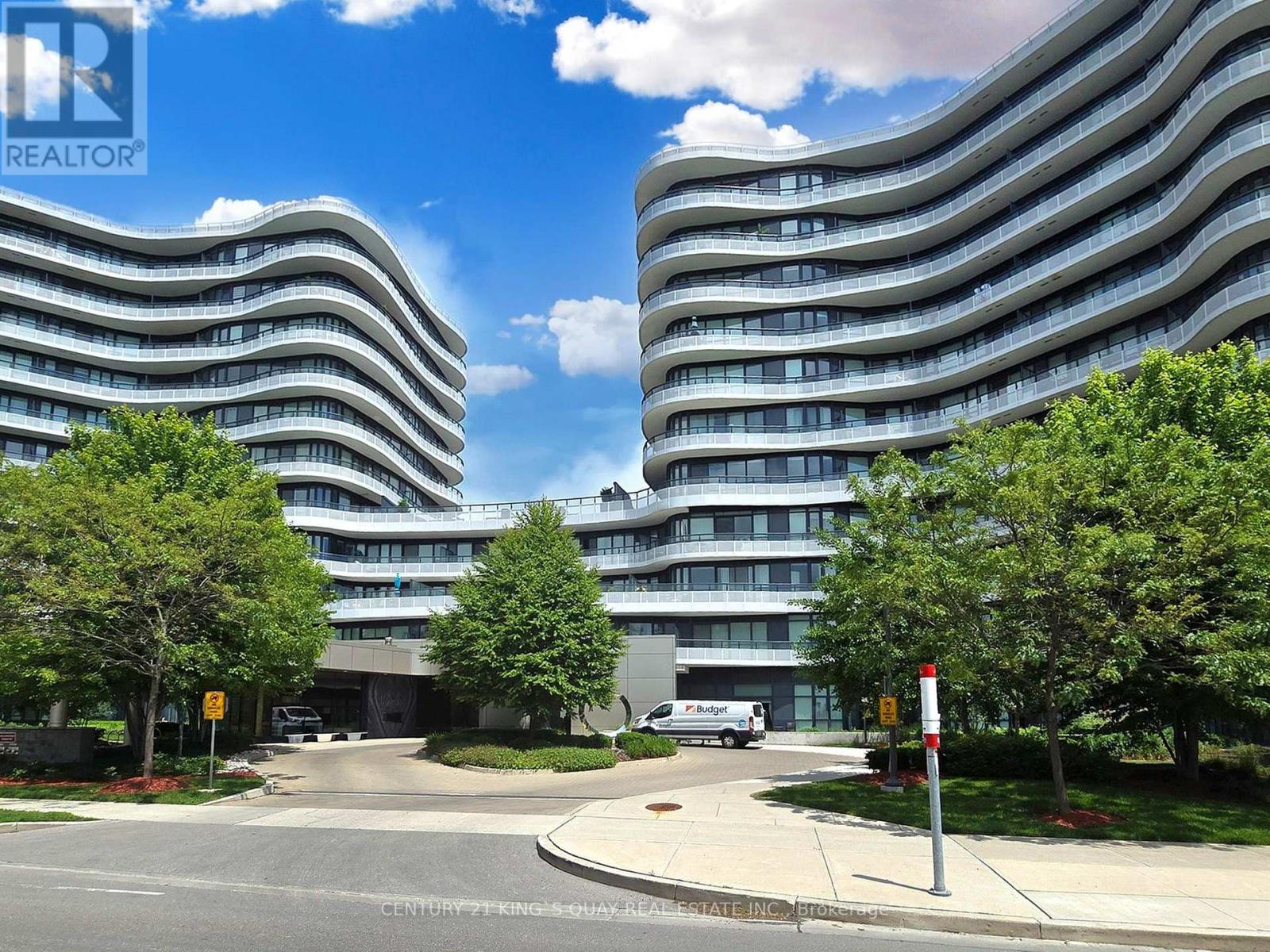 915 - 99 THE DONWAY W