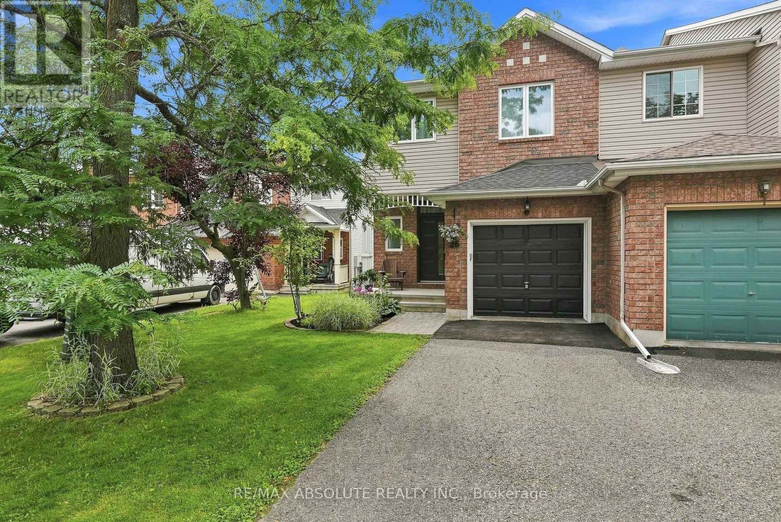 Three-storey townhome in Trailwest