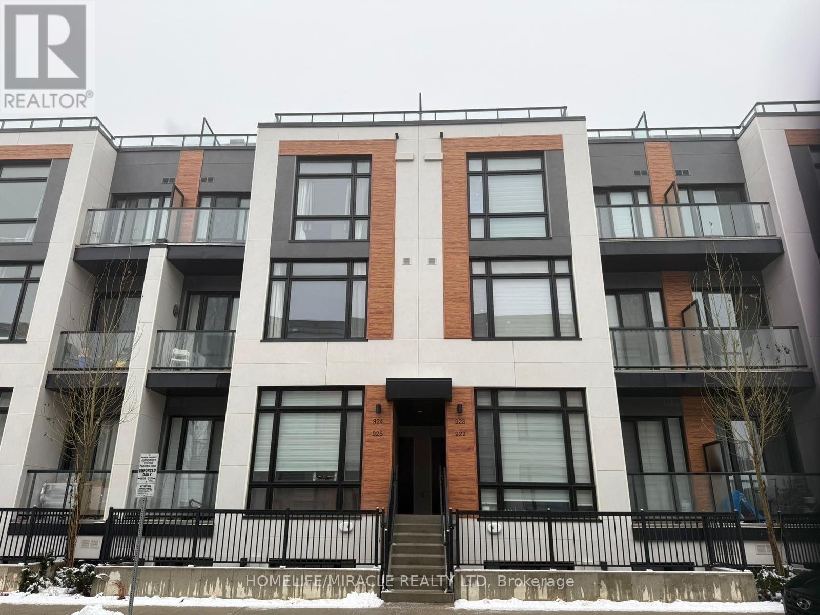 924 - 2 STECKLEY HOUSE LANE