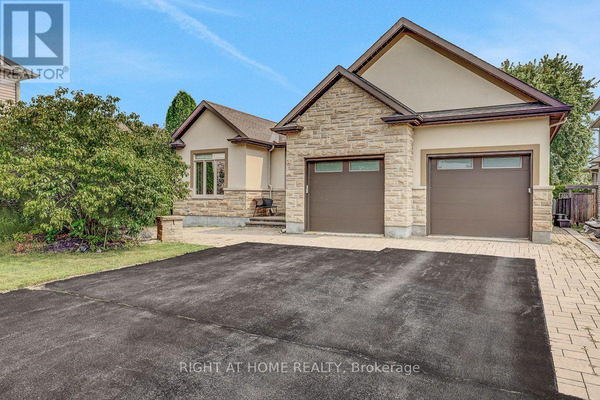 Executive luxury home in Kanata Lakes