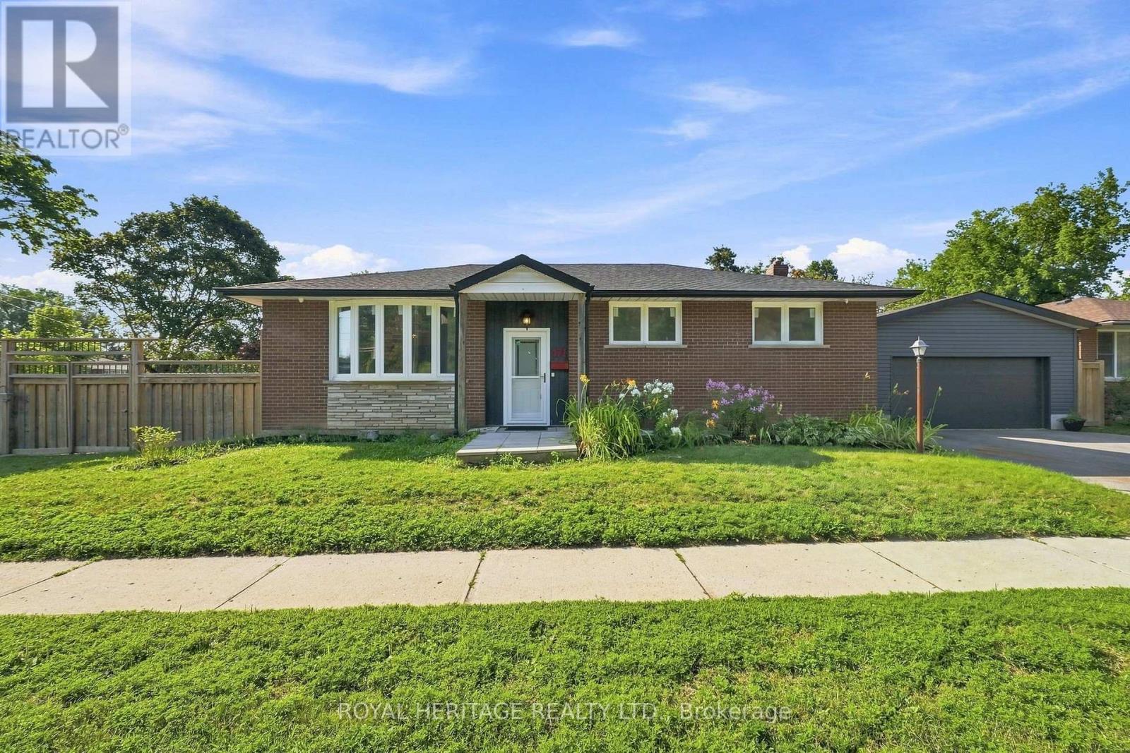 471 ROSSLAND ROAD E
