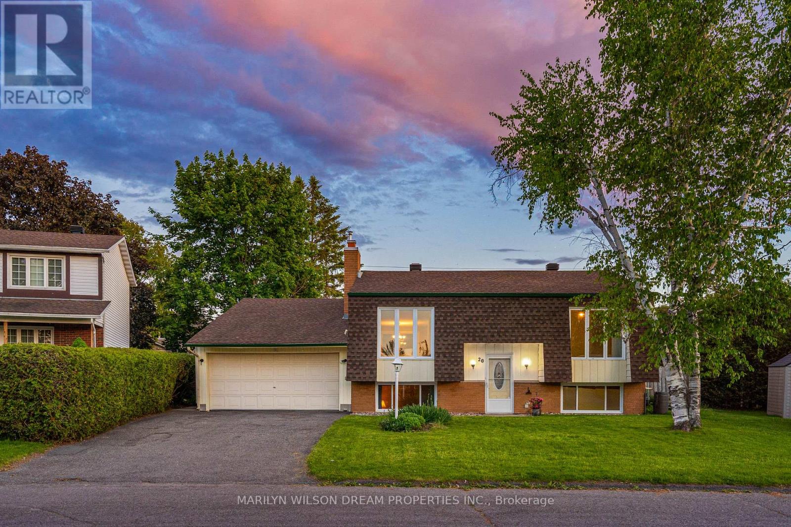 Freehold townhouse in Centrepointe