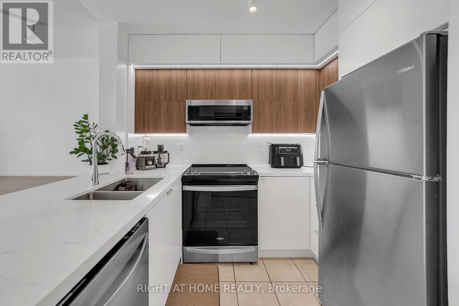 1202 - 11 ONEIDA CRESCENT