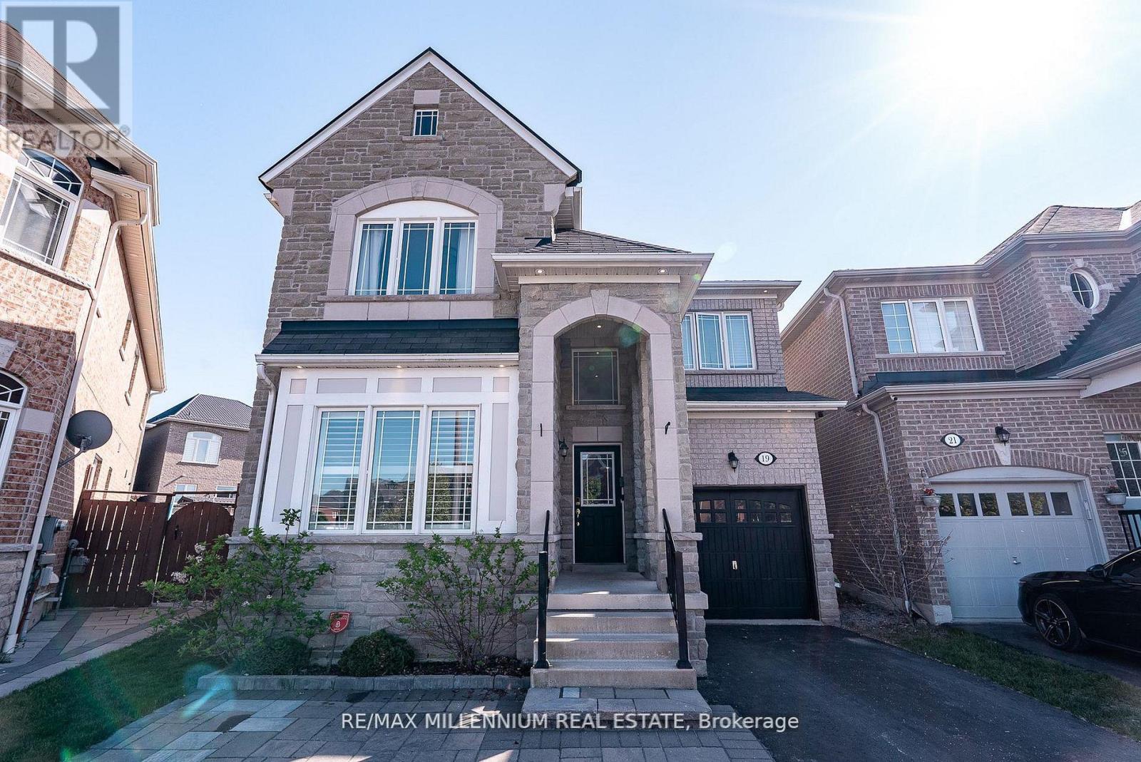 19 BELLOTTI CRESCENT
