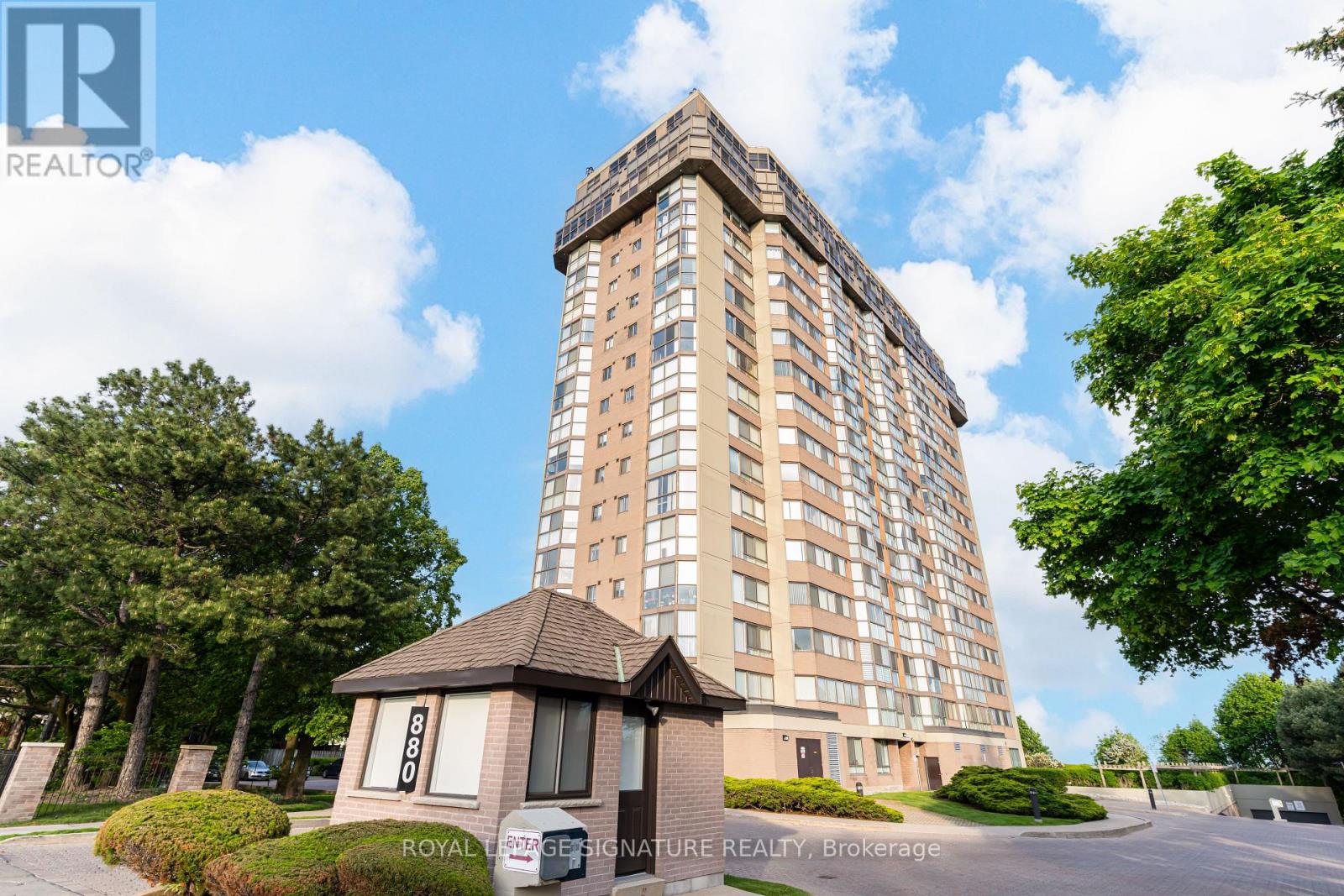 405 - 880 DUNDAS STREET W