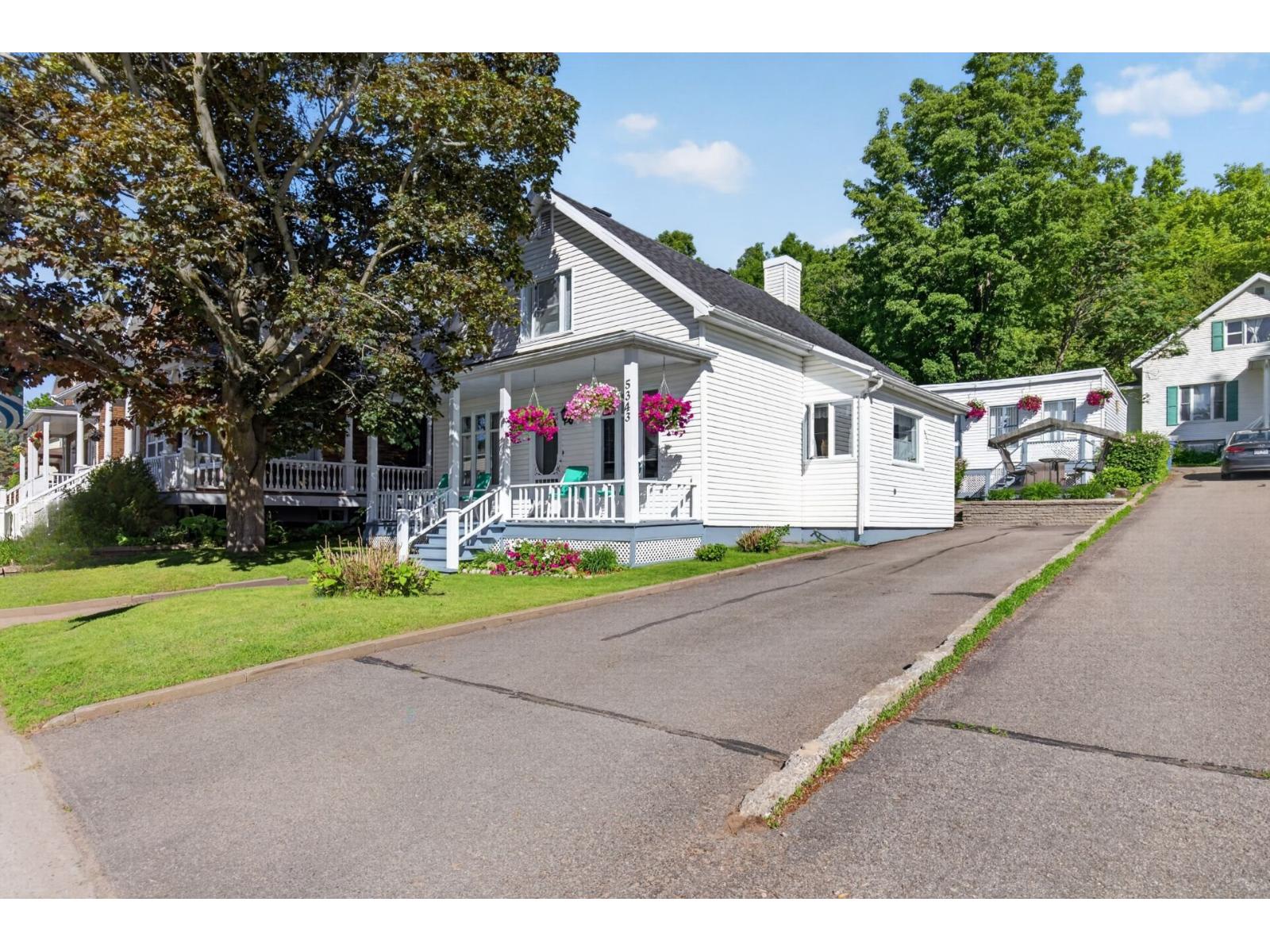 5343 Av. Royale — photo 1