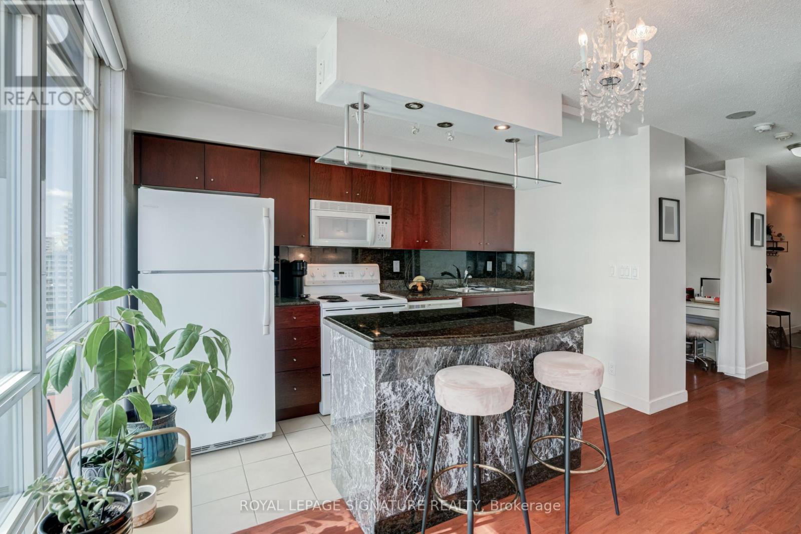 2101 - 381 FRONT STREET W
