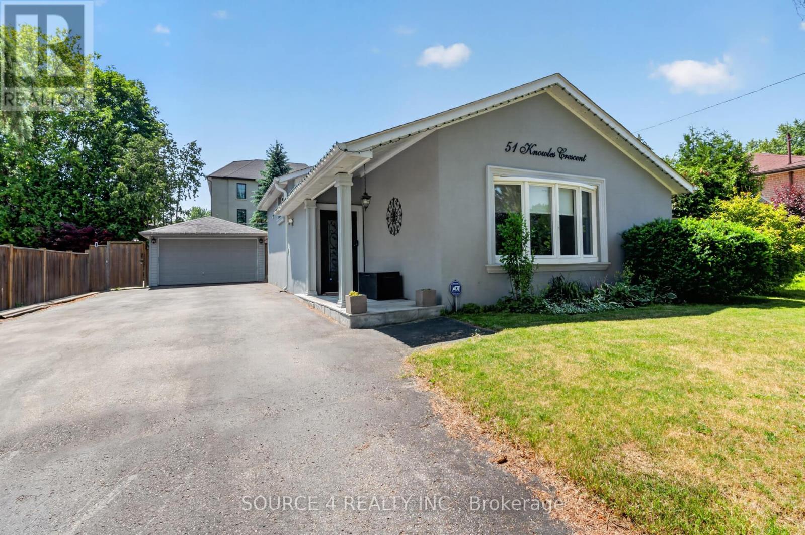 51 KNOWLES CRESCENT
