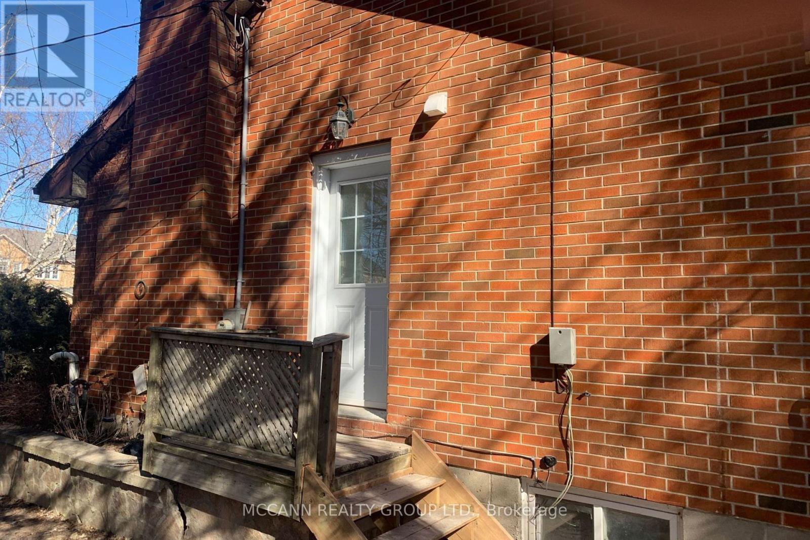 B - 562 MULOCK COURT
