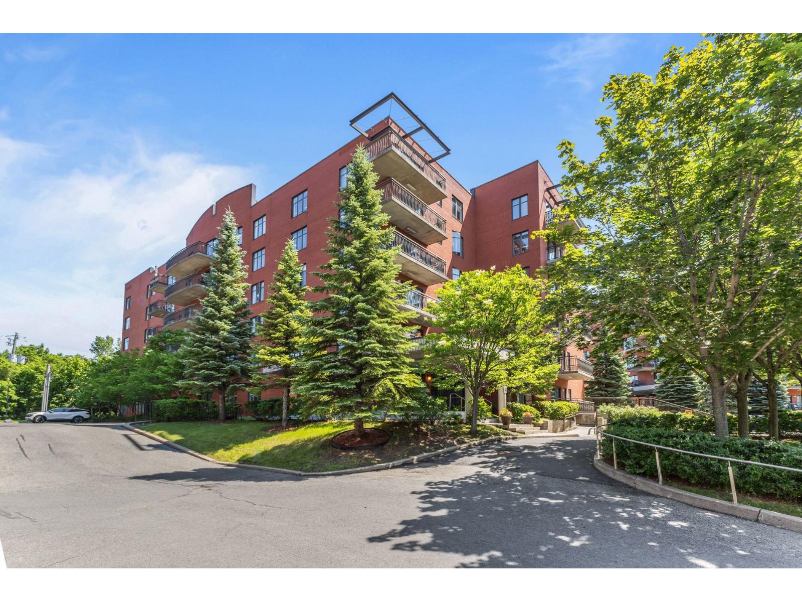 945 Rue Muir