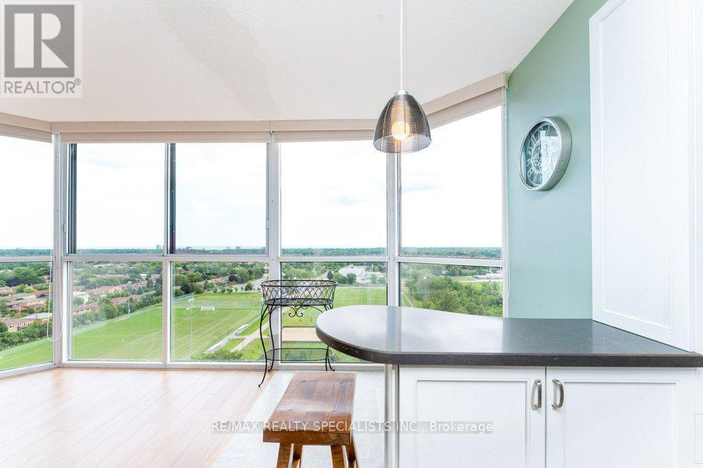1106 - 880 DUNDAS STREET W