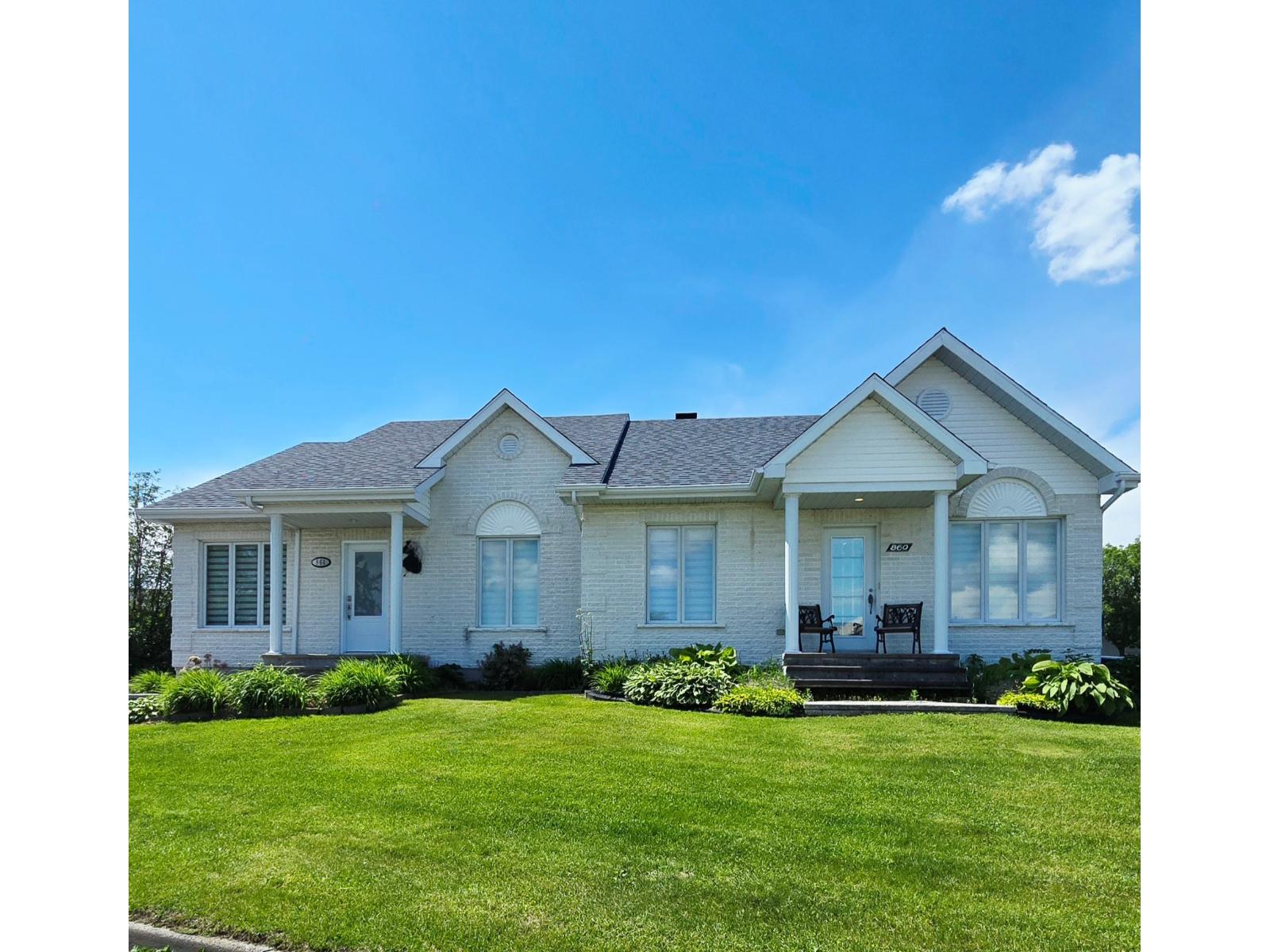 864 Av. Robert-Jean — photo 1