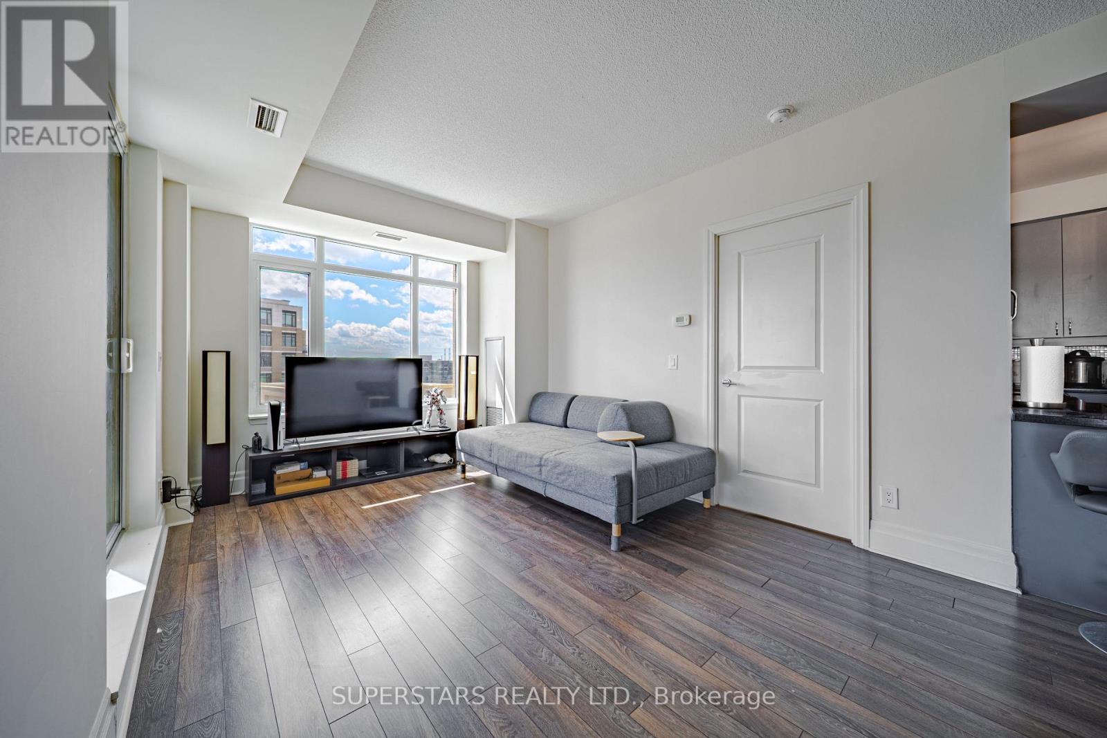 809 - 151 UPPER DUKE CRESCENT
