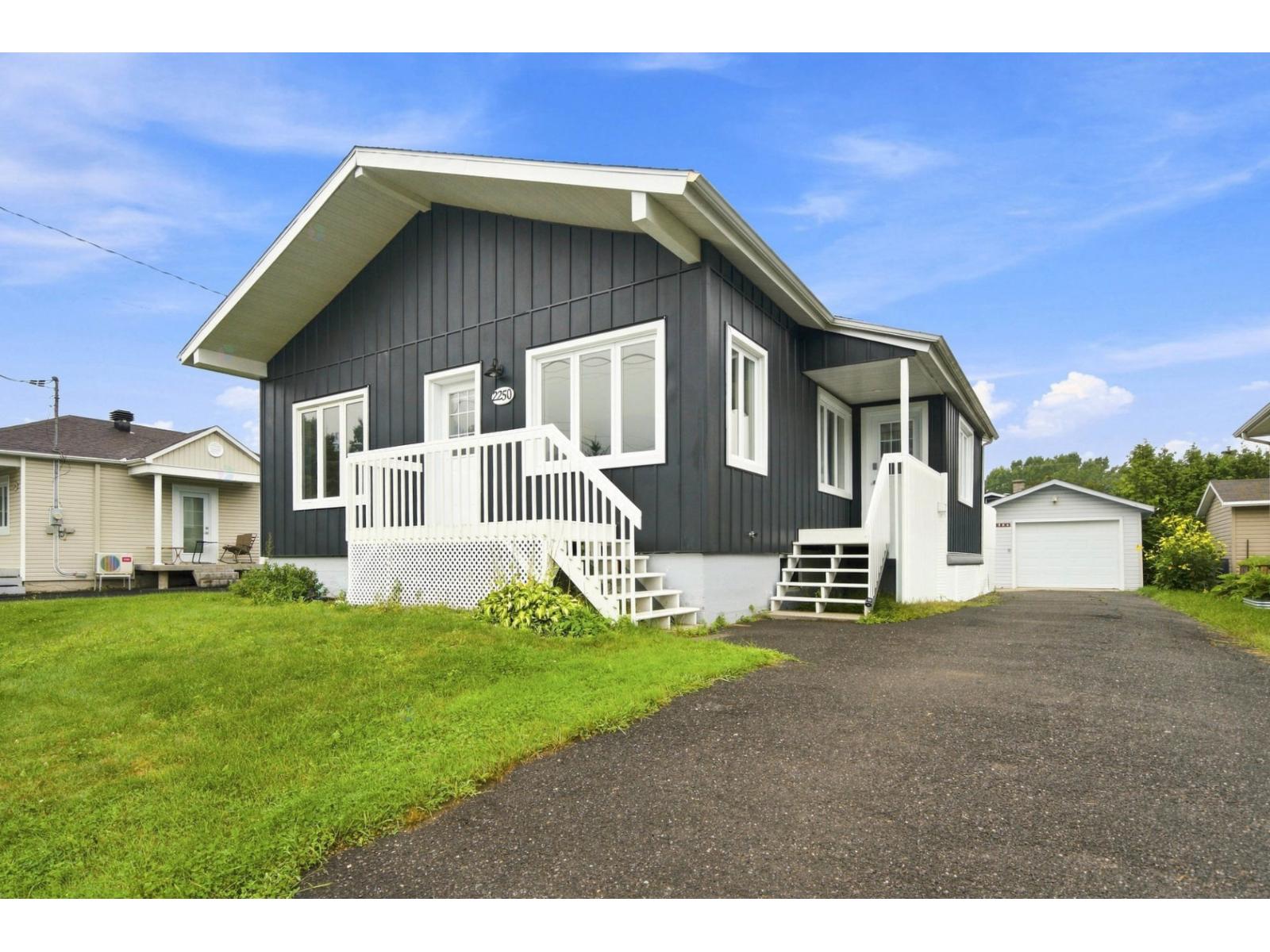 2250 Rue St-Nicolas — photo 1