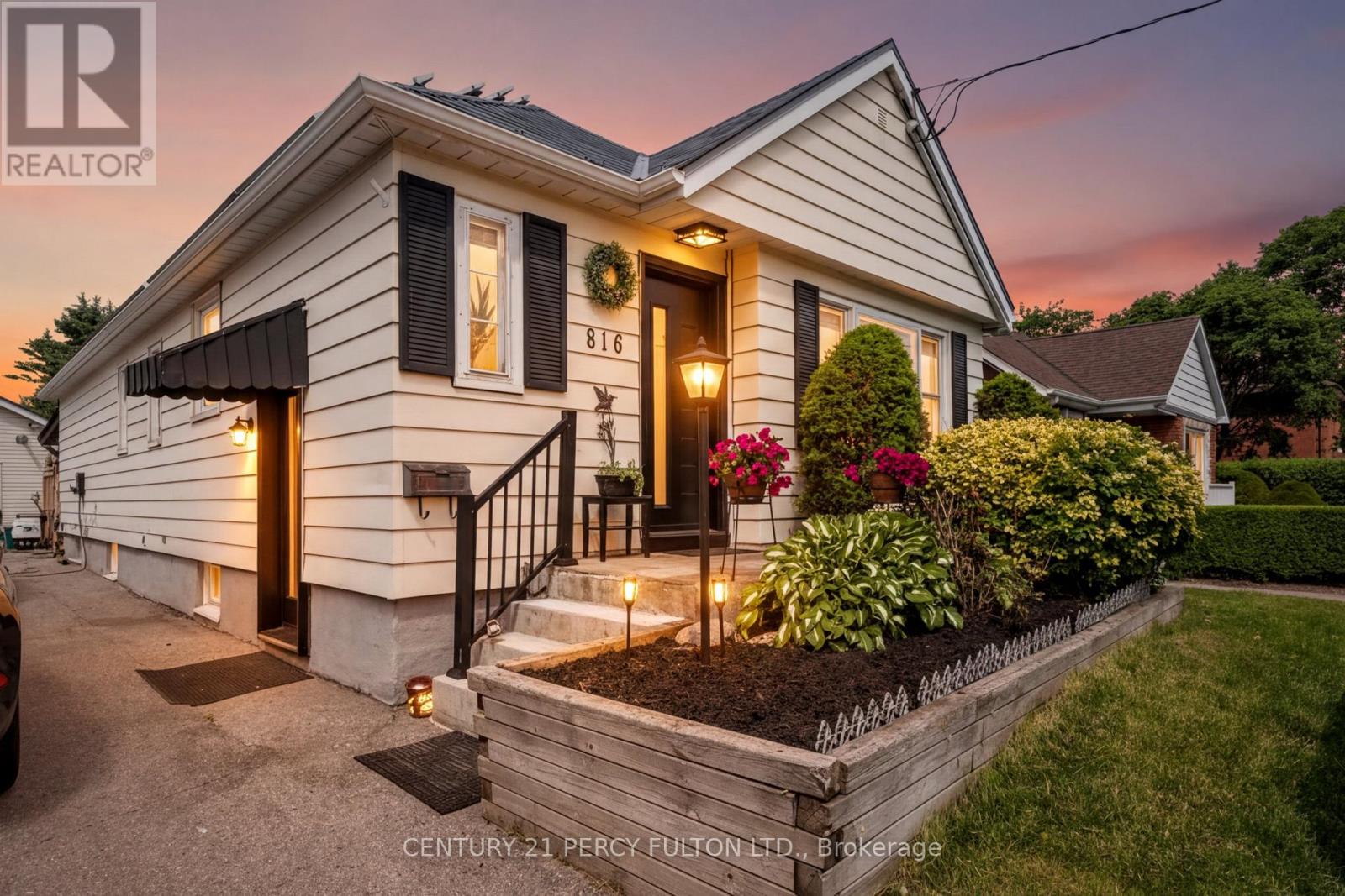 816 SIMCOE STREET N
