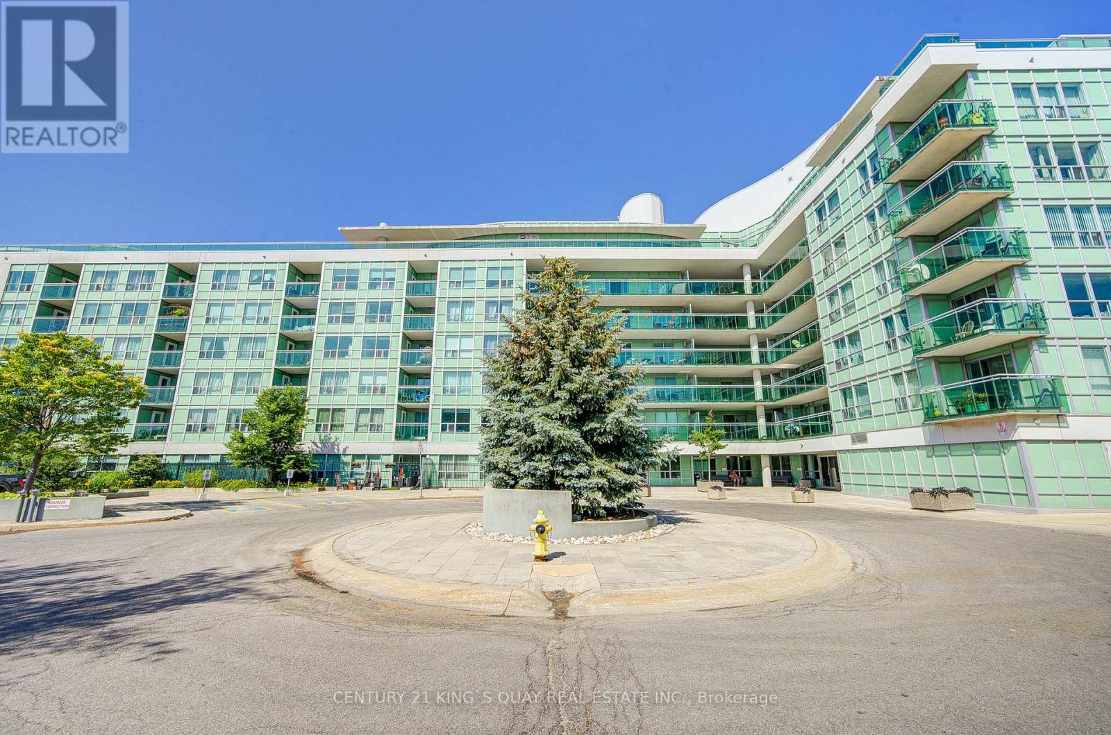227 - 60 FAIRFAX CRESCENT