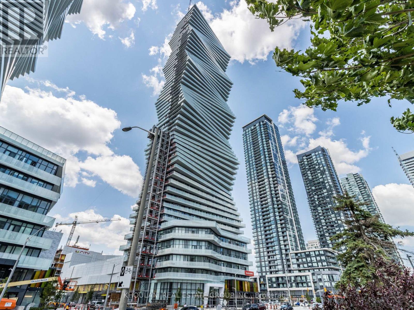 2212 - 3900 CONFEDERATION PARKWAY