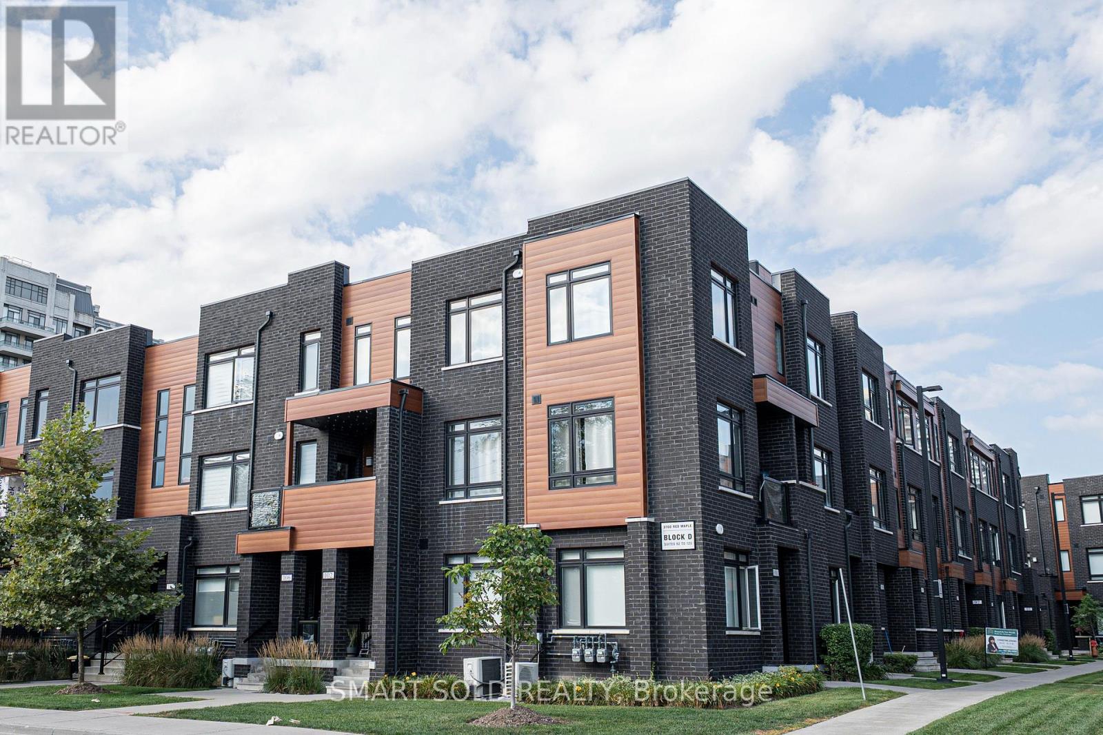 105 - 370D RED MAPLE ROAD