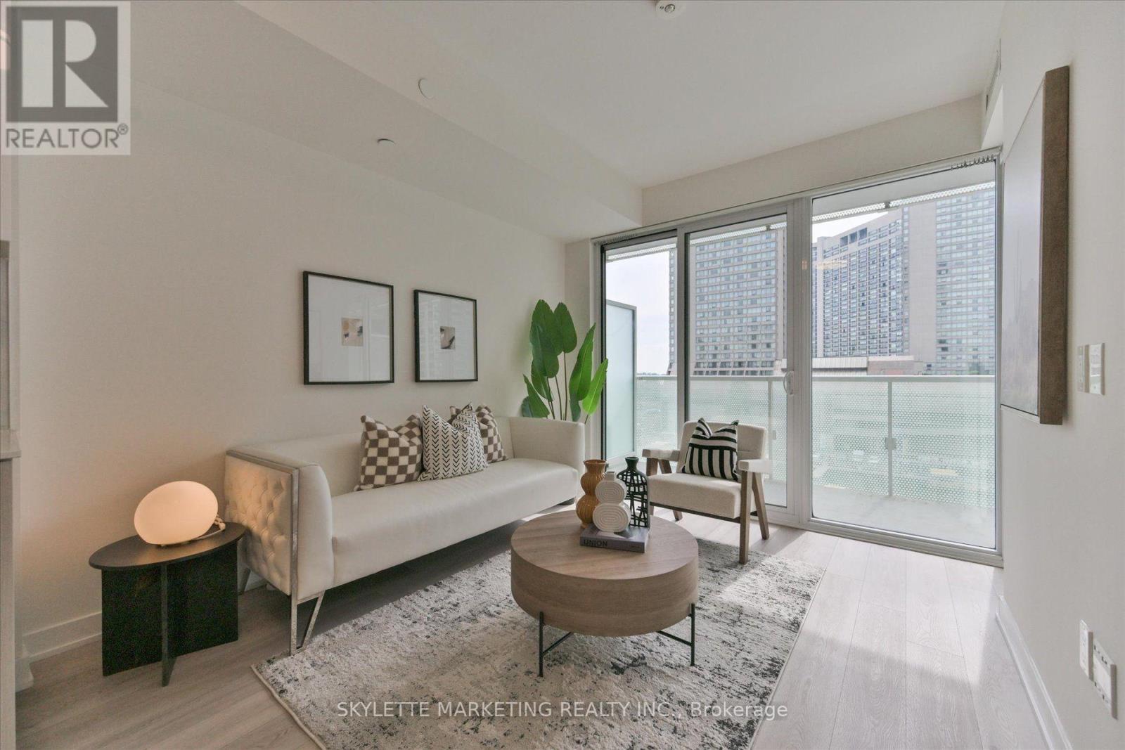 617 - 15 QUEENS QUAY E