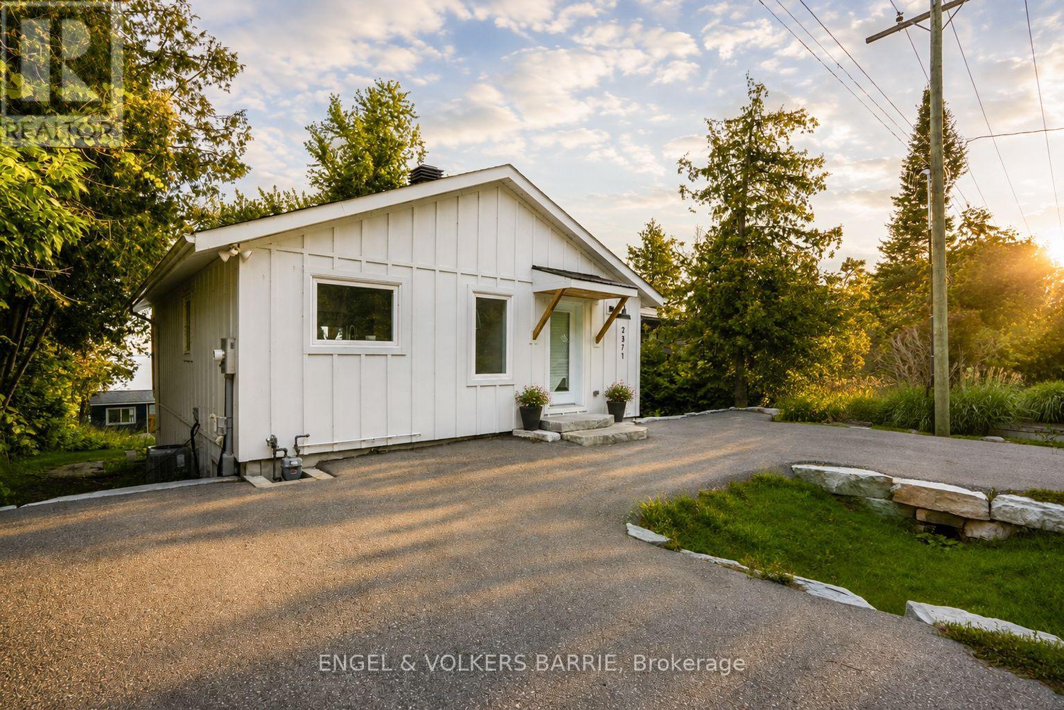 2371 LAKESHORE ROAD E