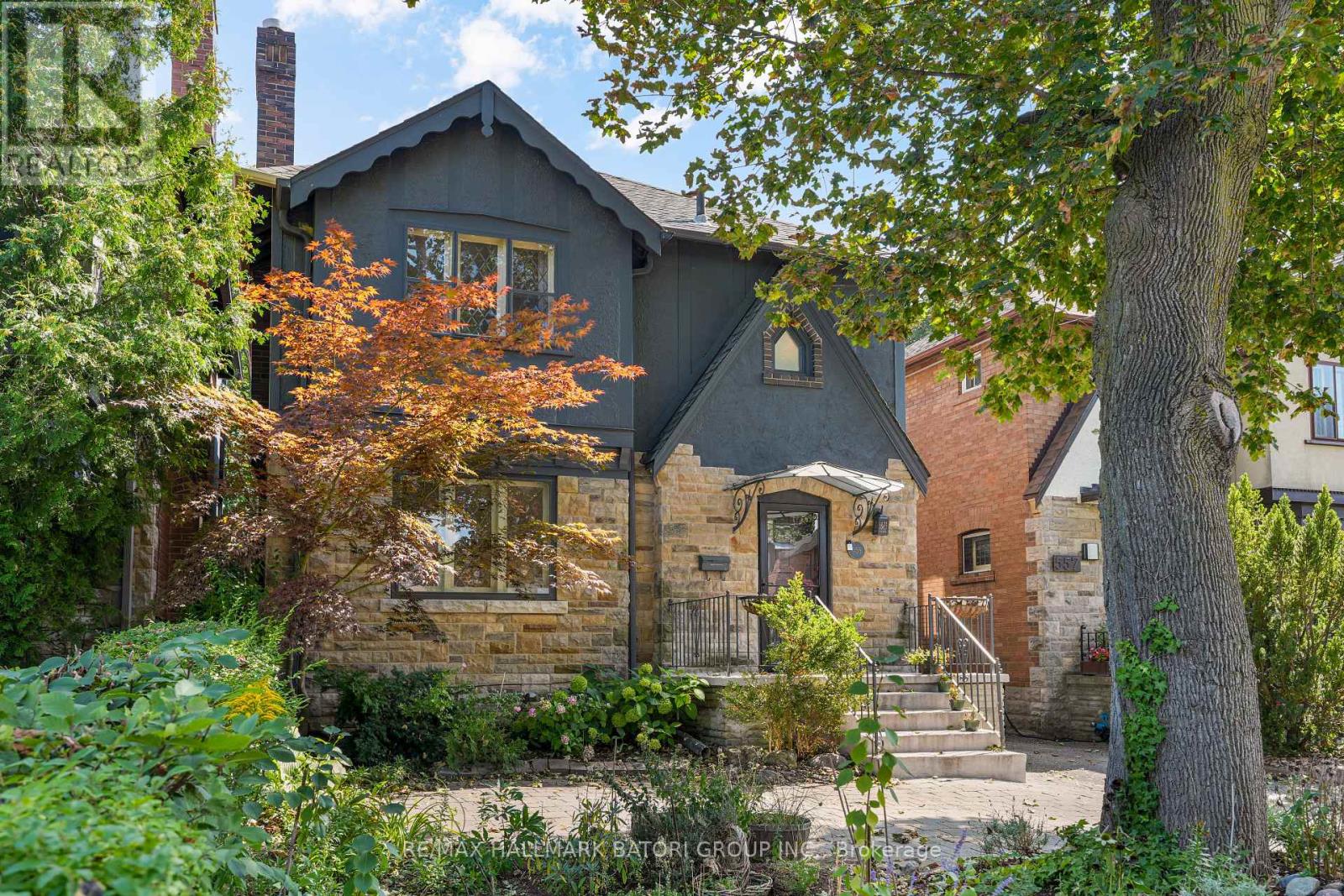 555 CASTLEFIELD AVENUE