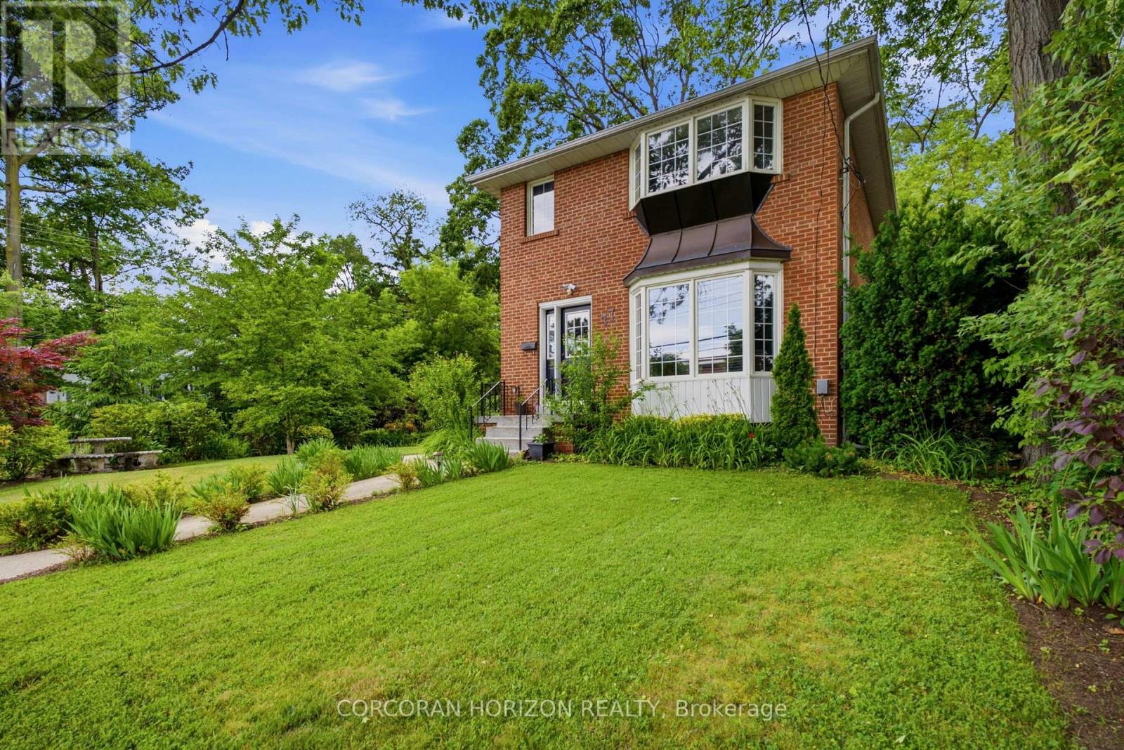 77 MINEOLA ROAD E