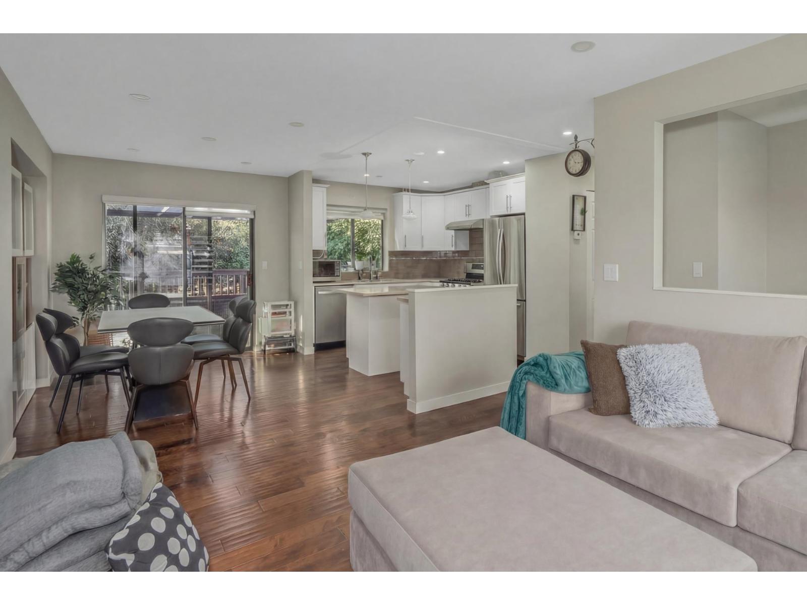 1981 158A Street: photo 7