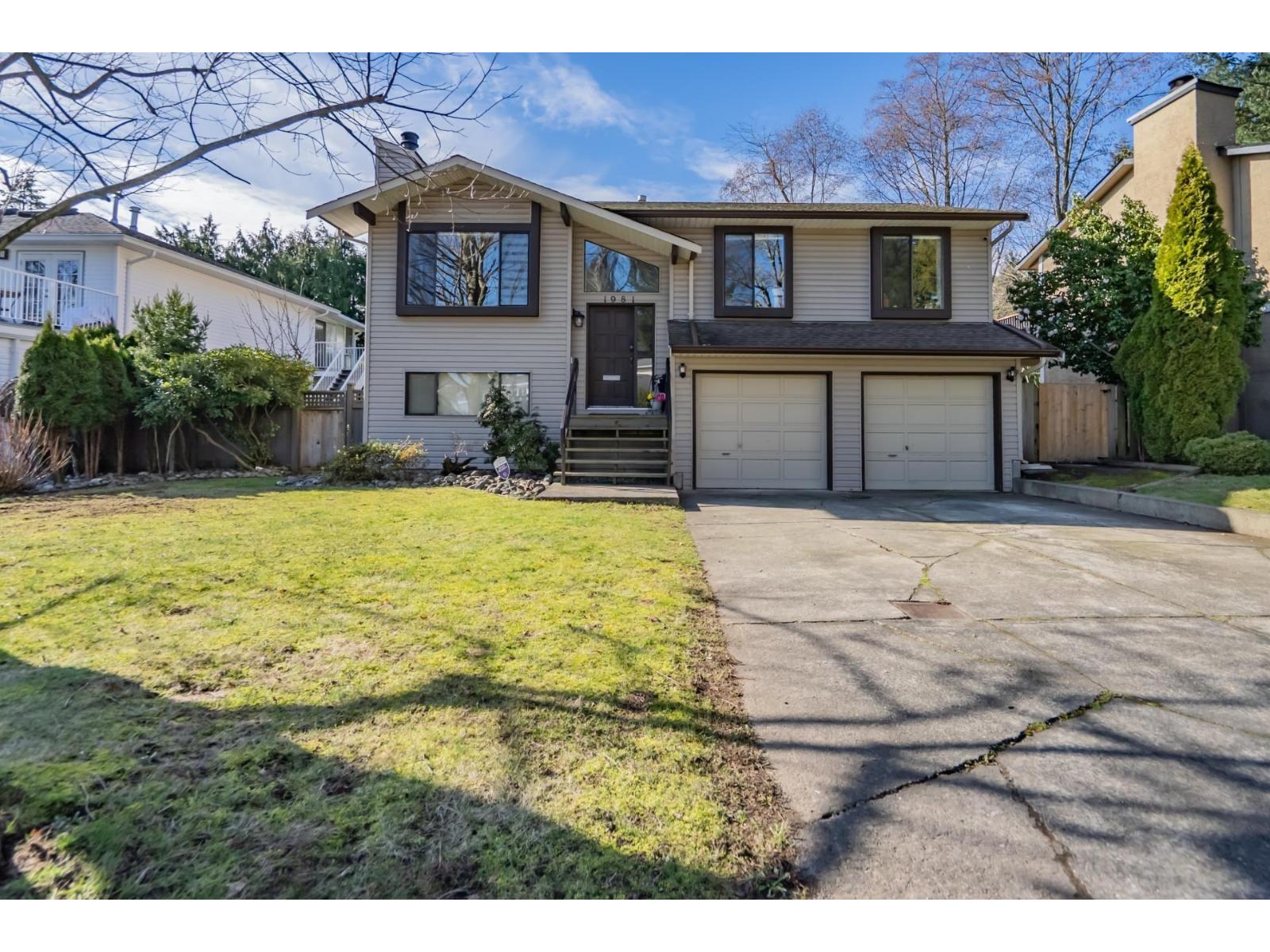 1981 158A Street: photo 2