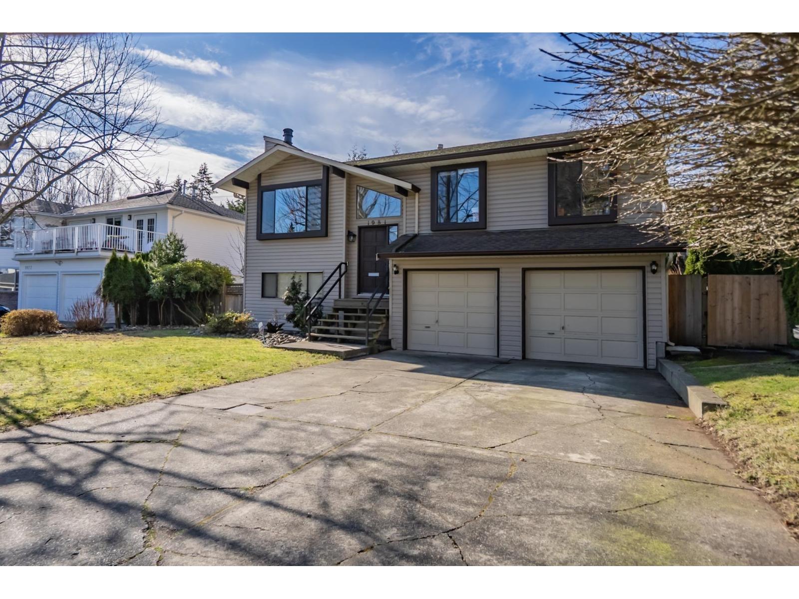 1981 158A Street: photo 3