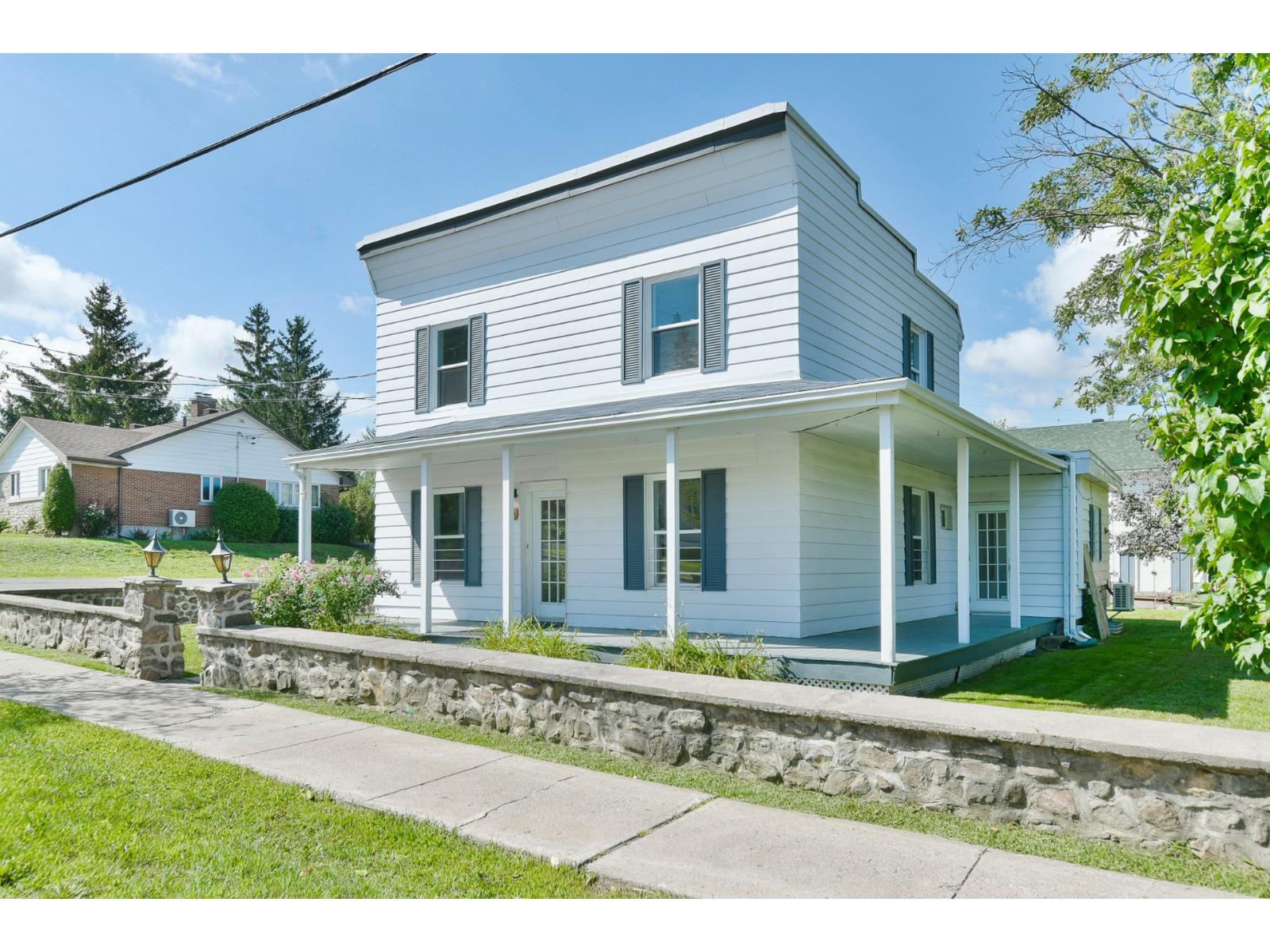 À vendre : 119-119A Rue Mont-Royal, Laval (Sainte-Rose), Québec H7L3A8 ...