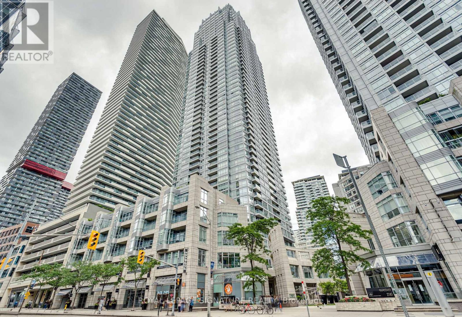 910 - 2191 Yonge St