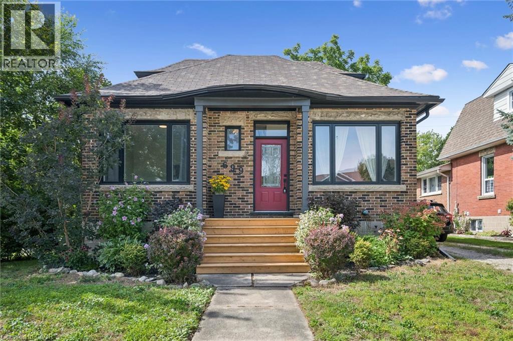 699 ST ANDREW Street W