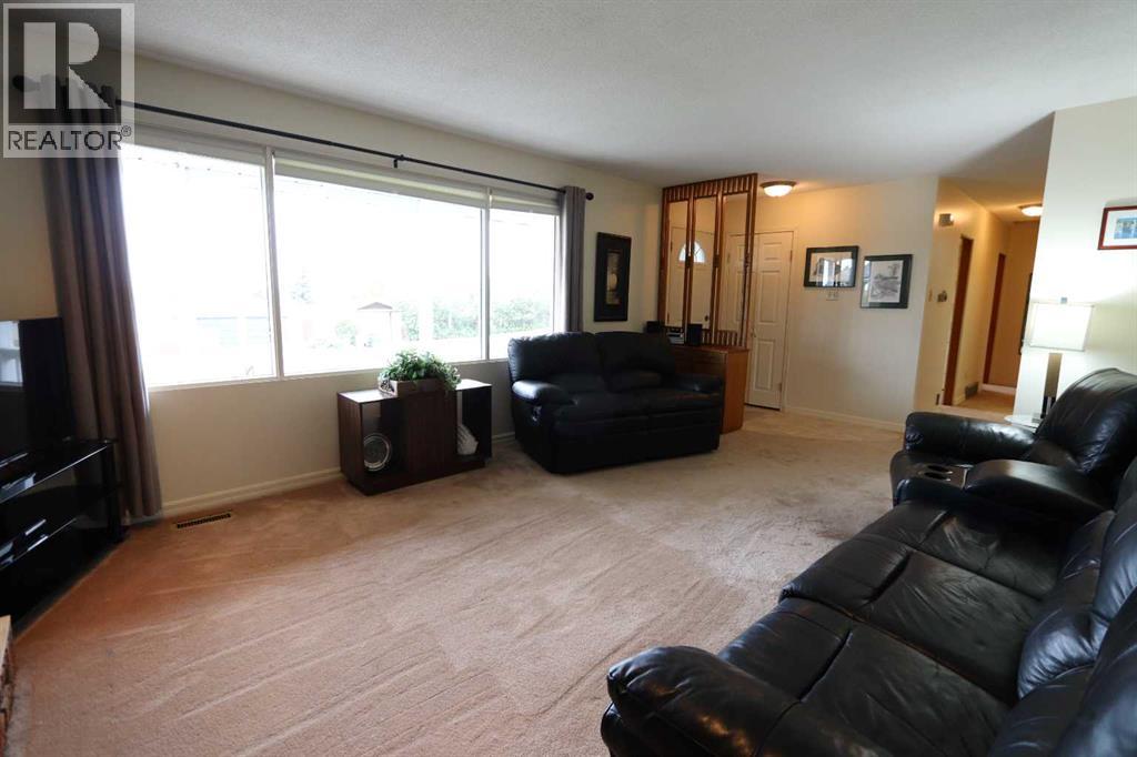 For sale: 5007 42 Street, Ponoka, Alberta T4J1C4 - A2348378