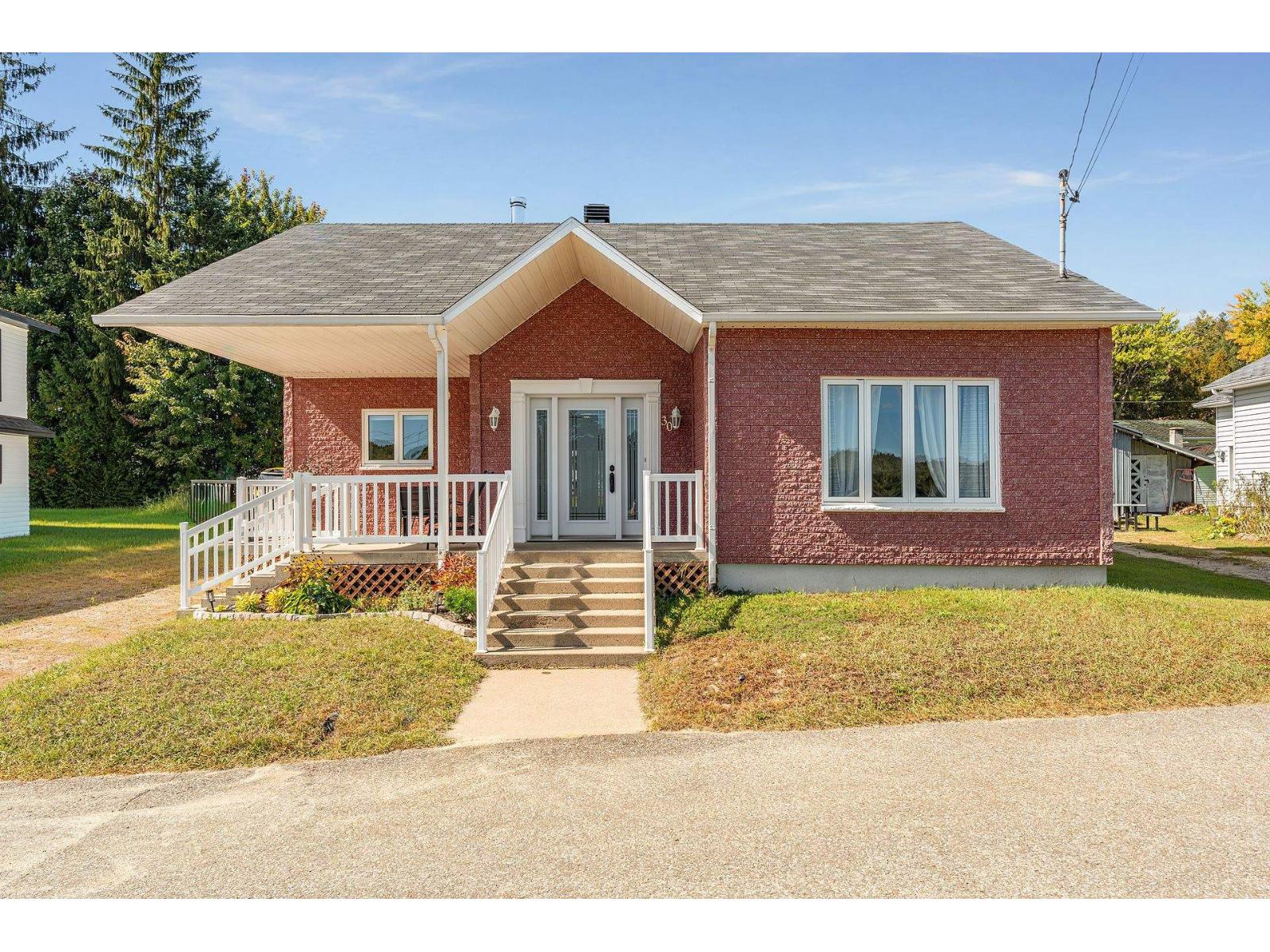For sale: 30 Rue Ste-Thérèse, Saint-Alexis-des-Monts, Quebec
